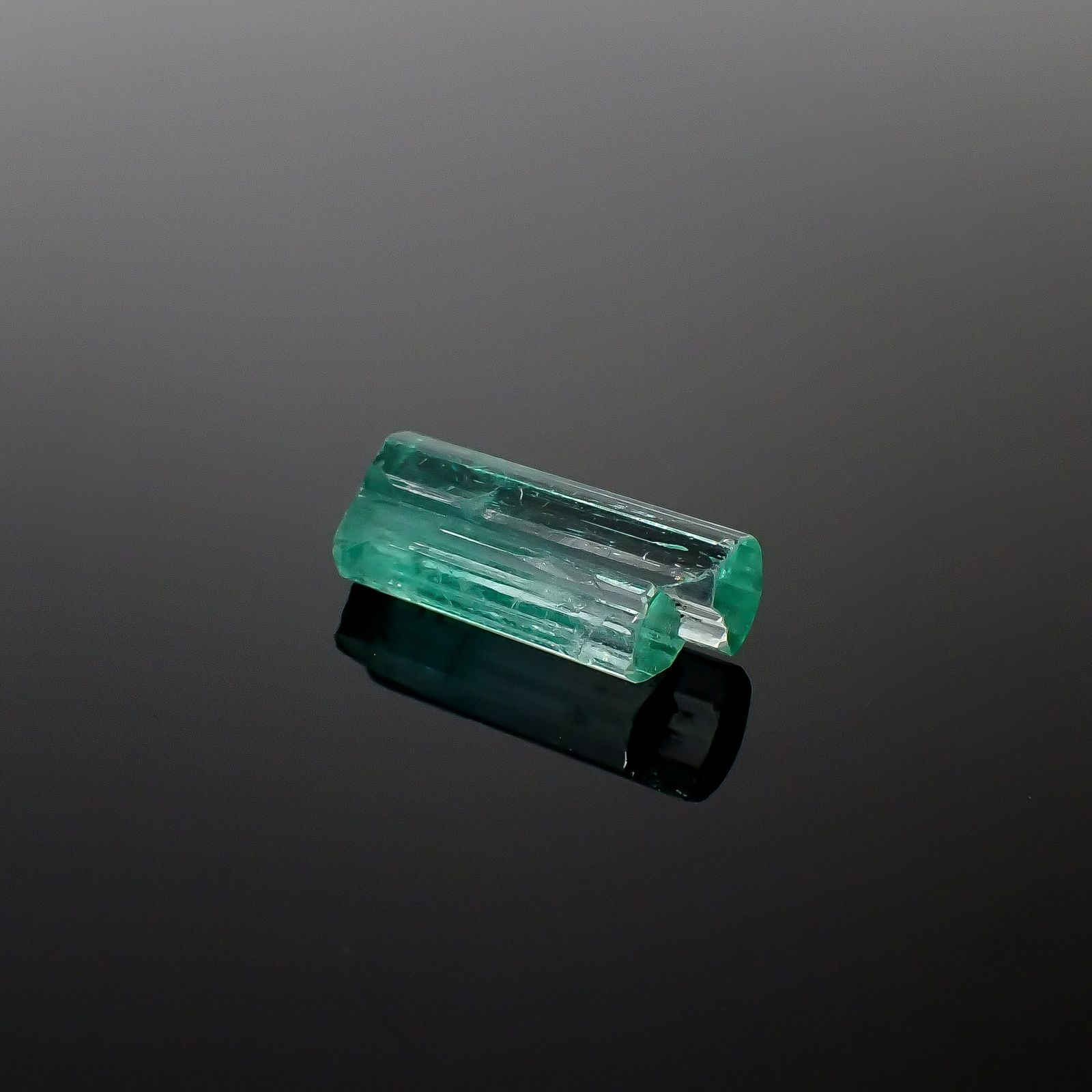 エメラルド柱状結晶 原石 コロンビア産 5.09ct[240427256]15.5x6.3mm前後