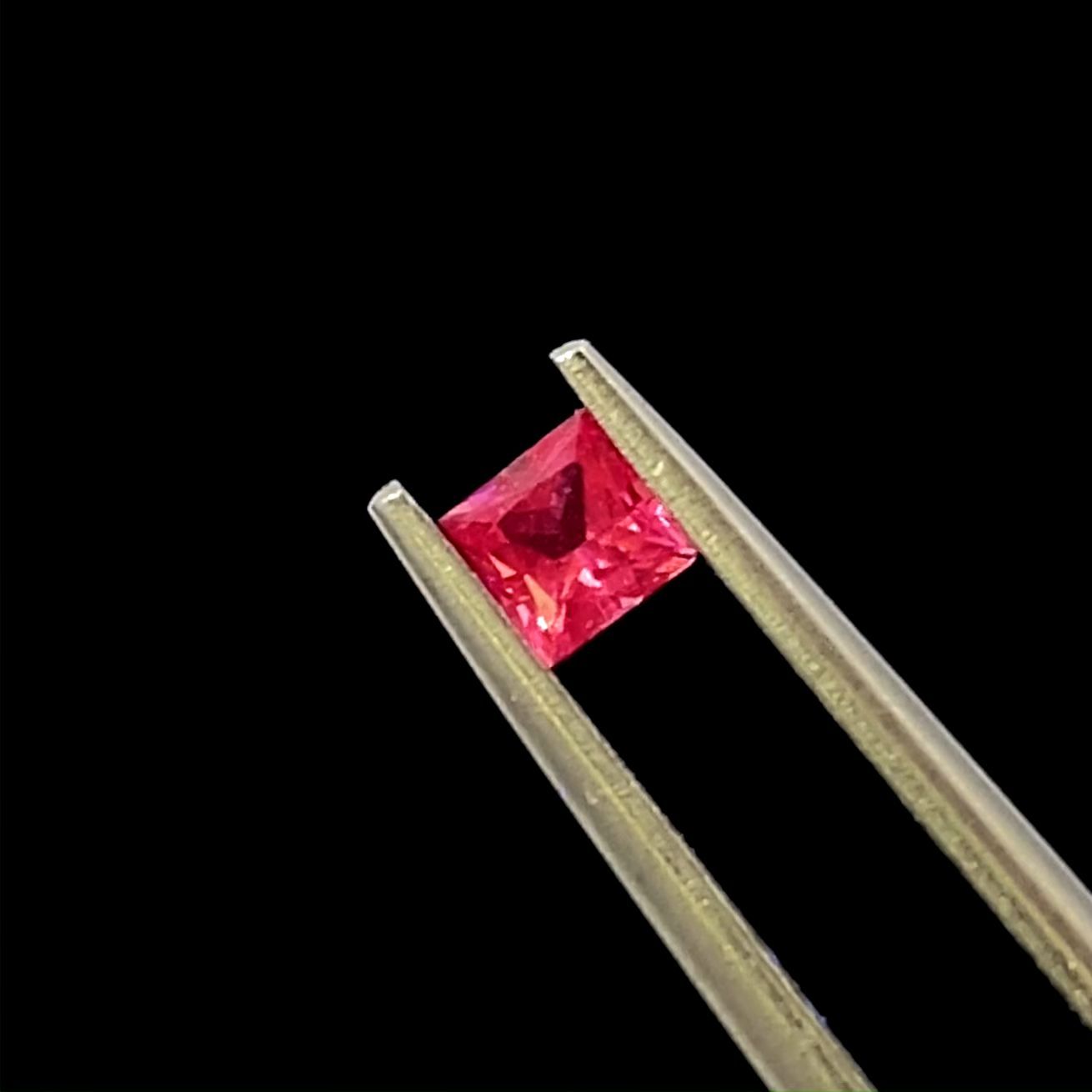 ◇プリンセスカット◇ホットピンクスピネル(宝石名ピンク・スピネル)タンザニア産 0.18ct 識別済[220817532]3x3mm前後 | TOP  STONE(トップストーン)