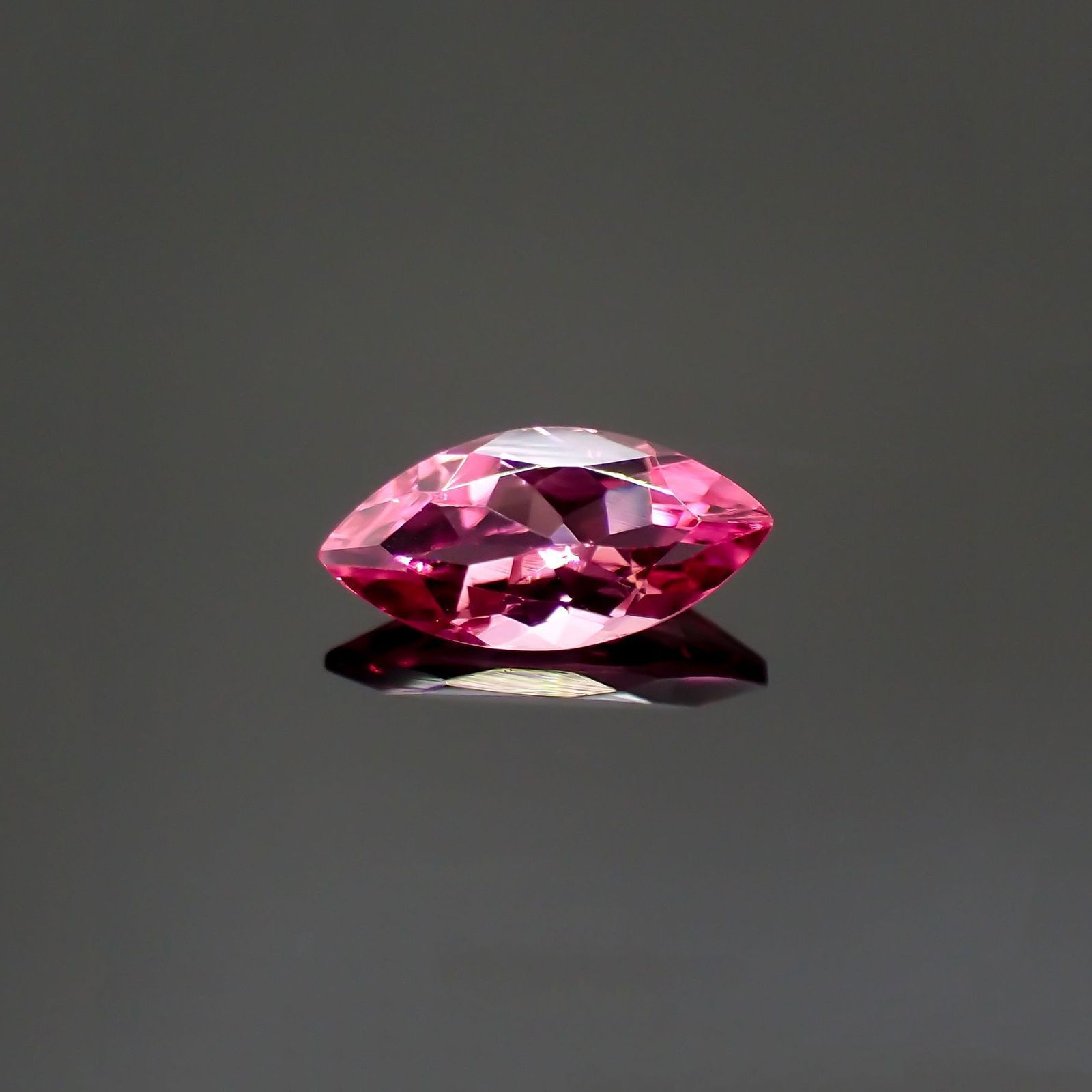 ホットピンクスピネル(宝石名ピンク・スピネル)タンザニア産 識別済 0.35ct / 7x3.4mm前後 [230823040]