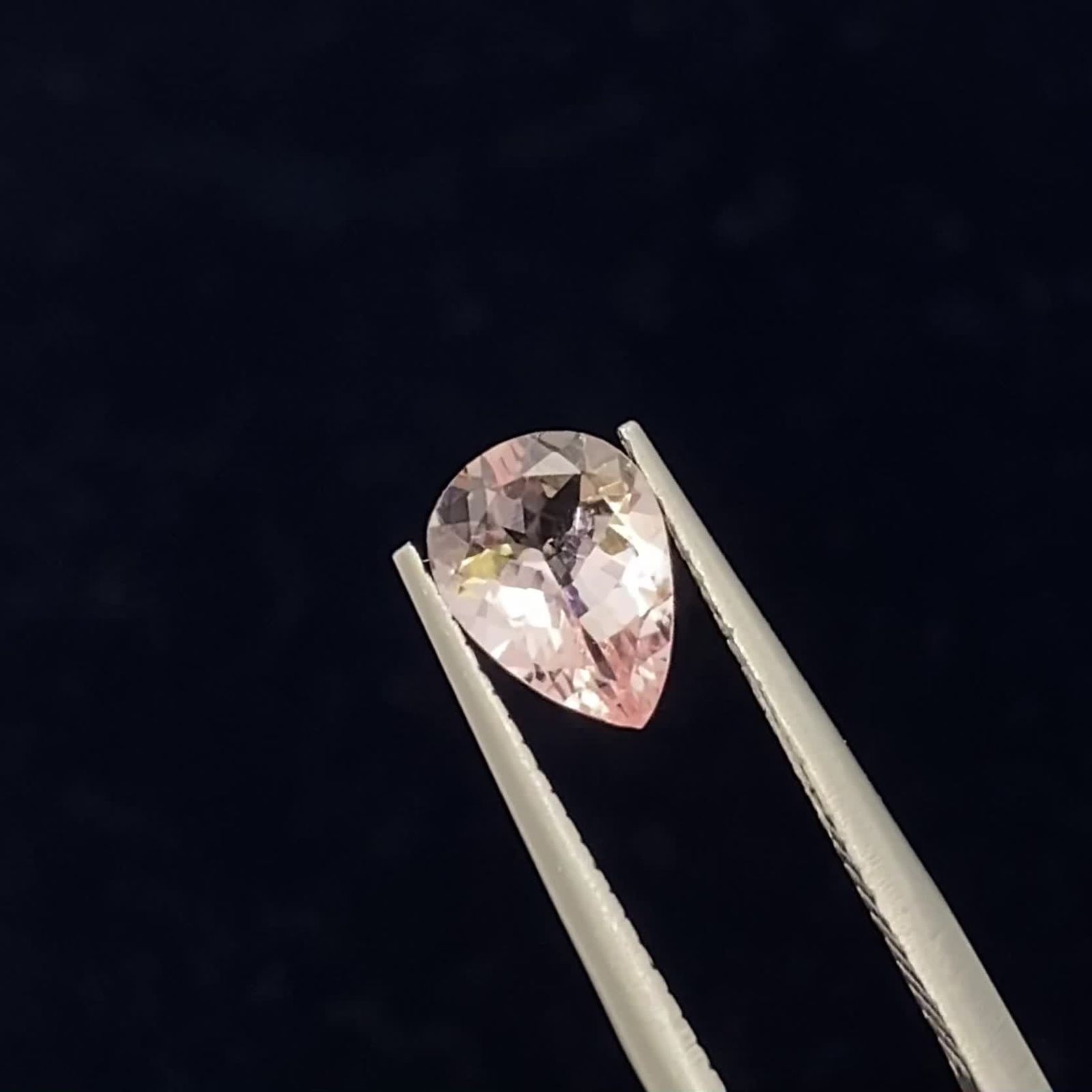 モルガナイト ブラジル産 0.85ct / 8x6mm前後 [230421790] | TOP STONE