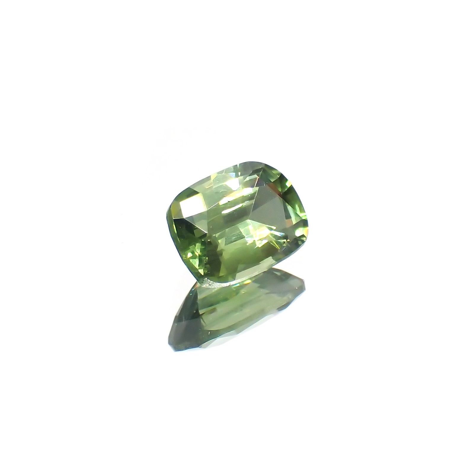 グリーンジルコン(宝石名ジルコン)スリランカ/カンボジア産 0.99ct 識別済[220114895]6.8x4.9mm前後
