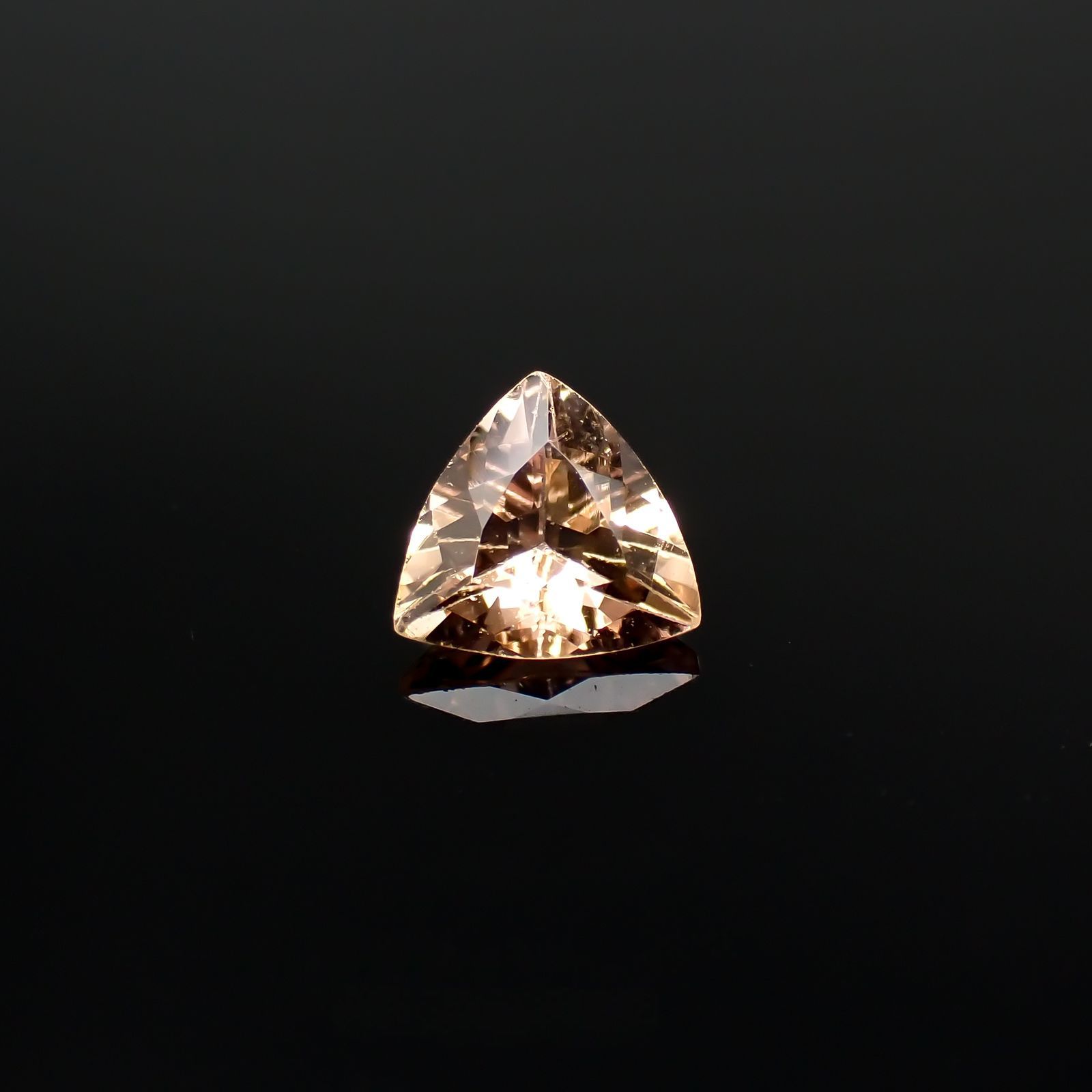 インペリアルトパーズ(宝石名トパーズ)ブラジル産 識別済 0.40ct / 4.9x4.9mm前後 [220917920]