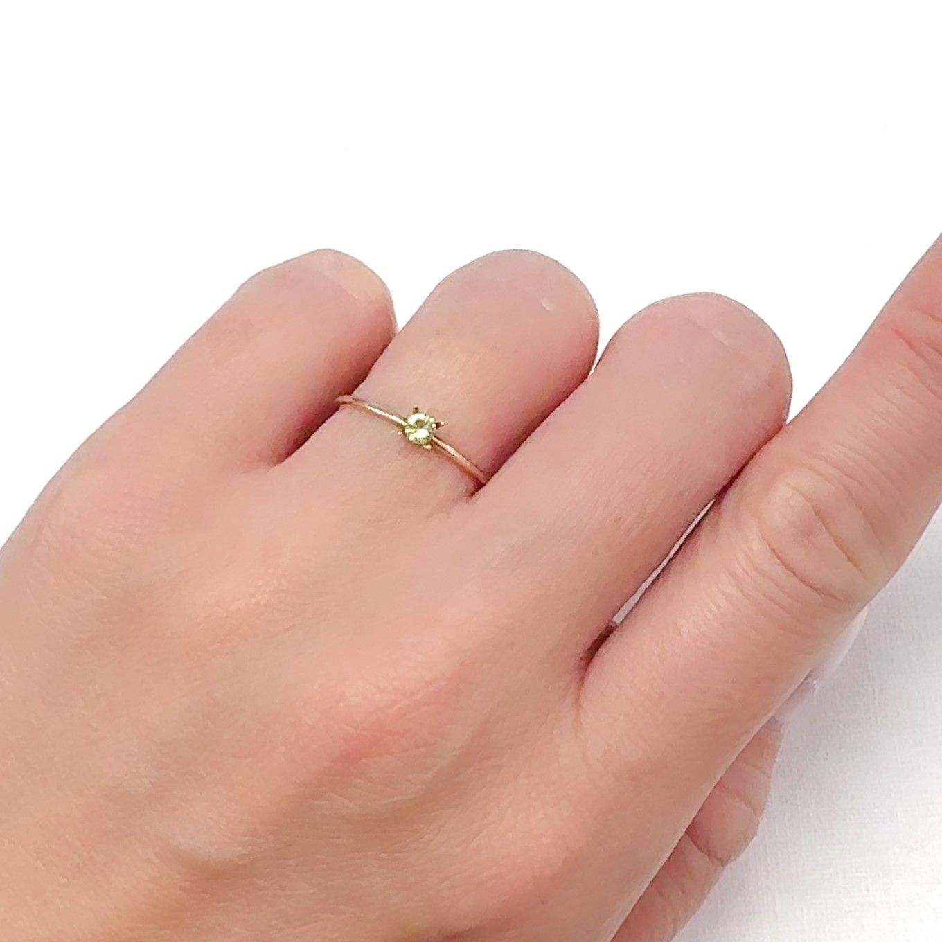 パラサイティックペリドット(宝石名ペリドット)採取地：ロシア 0.097ct 識別済[240627931]2.9x2.9mm前後