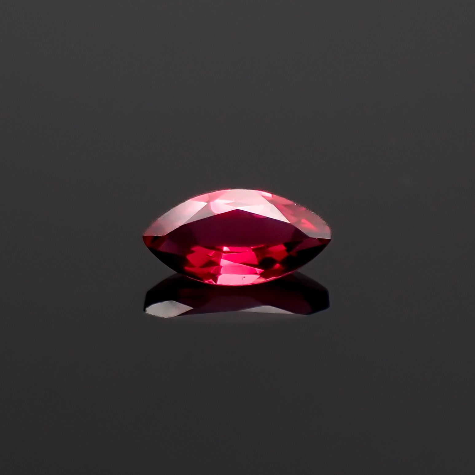 レッドスピネル(宝石名レッド・スピネル)タンザニア産 0.15ct 識別済[231023861]5x2.6mm前後