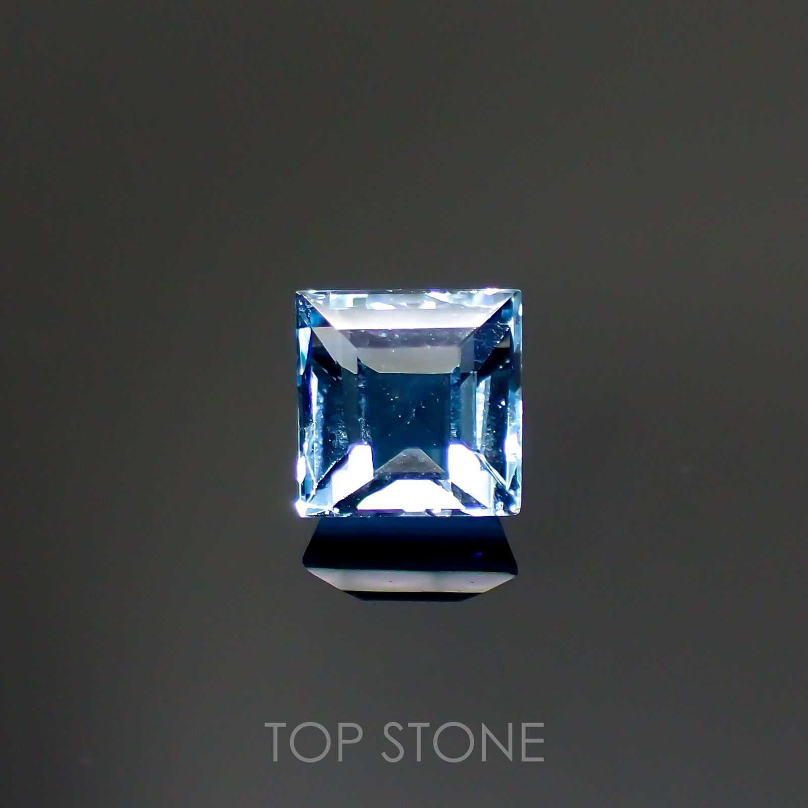 アクアマリン サンタマリアカラー(宝石名アクアマリン) モザンビーク産 0.73ct 識別済[210812596]5×5mm前後