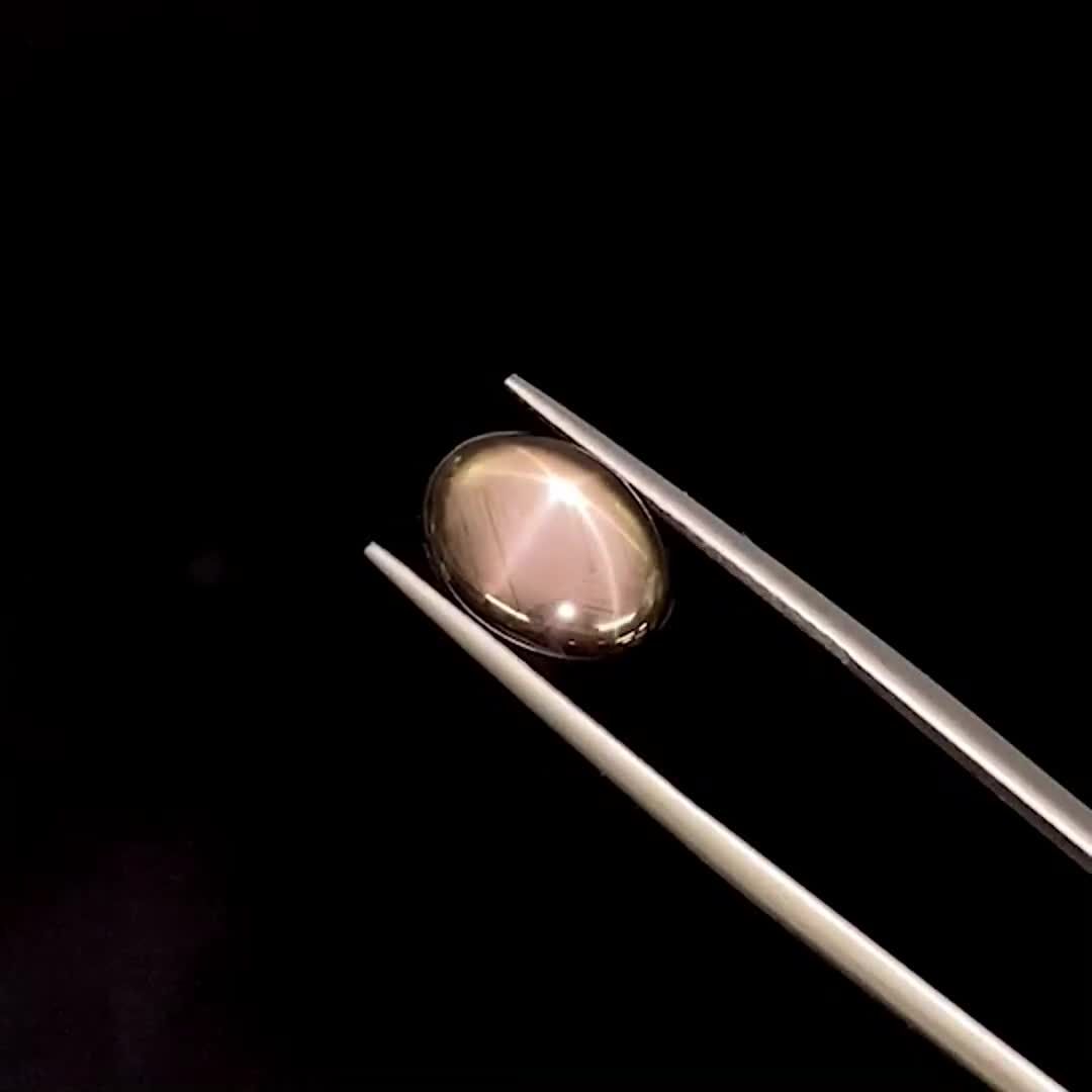 インクルージョンではない「ルチル」は赤銅色の輝きを放つレアストーン