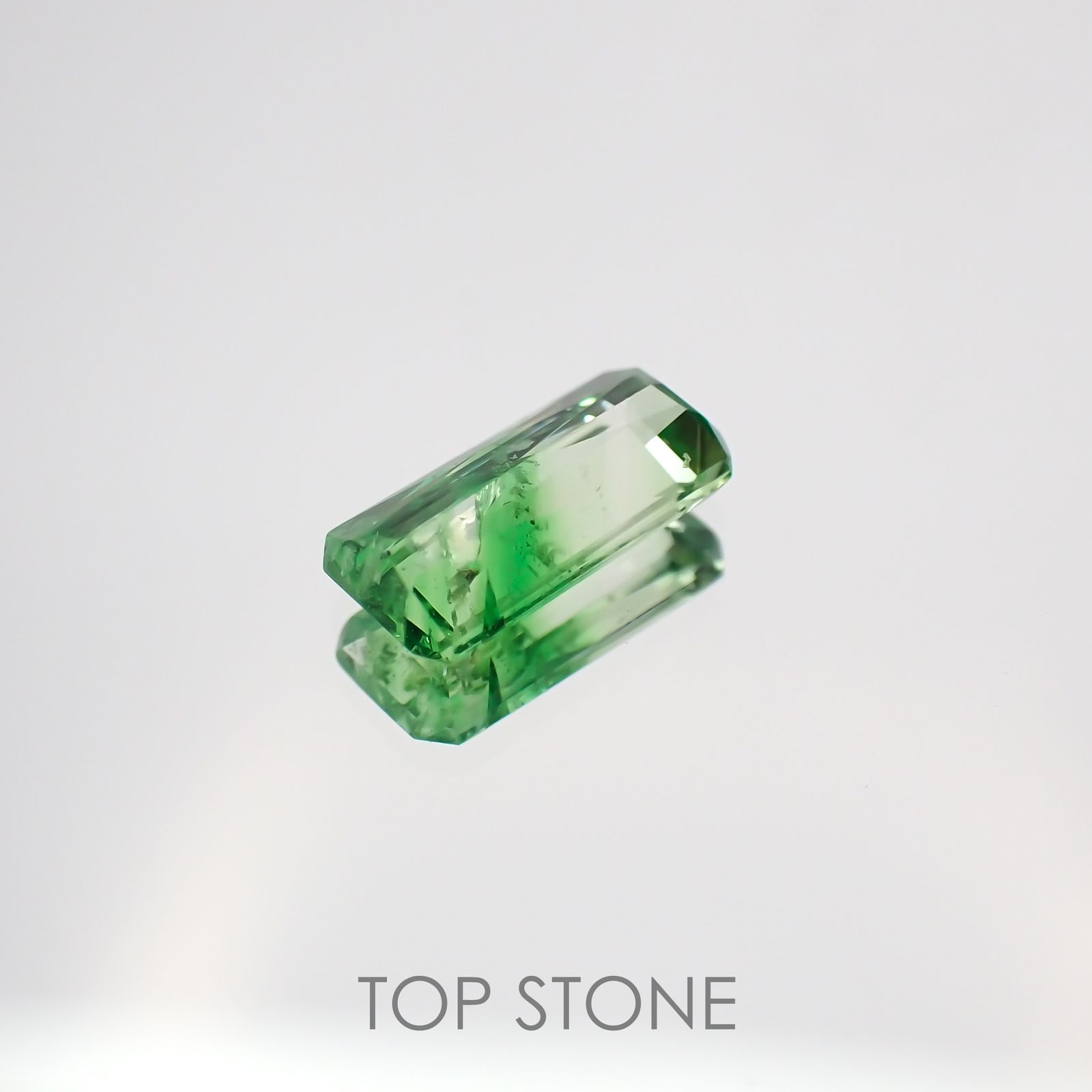 バイカラーツァボライト タンザニア産 ルース 0.67ct[210610921]7.5×3.6mm前後