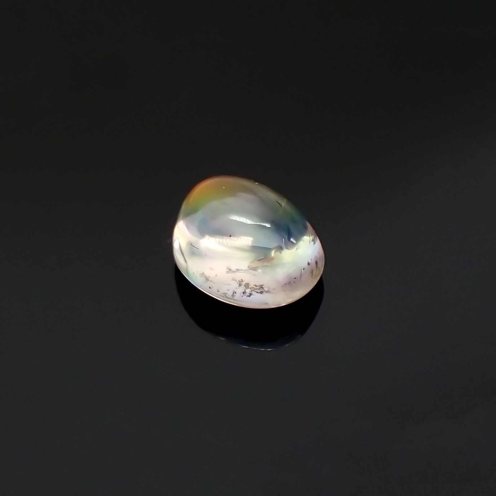 ◇バフトップカット◇レインボームーンストーン(宝石名ラブラドライト)マダガスカル産 識別済 1.02ct / 6.9x5.7mm前後 [220515917]