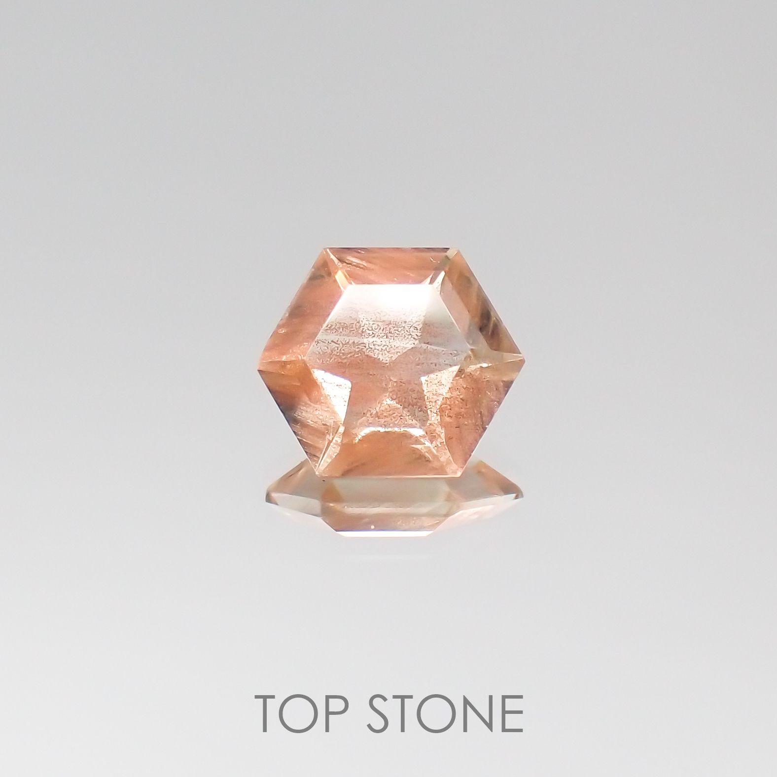 ◇ヘキサゴンカット◇オレゴンサンストーンSA(宝石名ラブラドライト) アメリカ・オレゴン州産 0.67ct 識別済[210610969]6.1×6.1mm前後