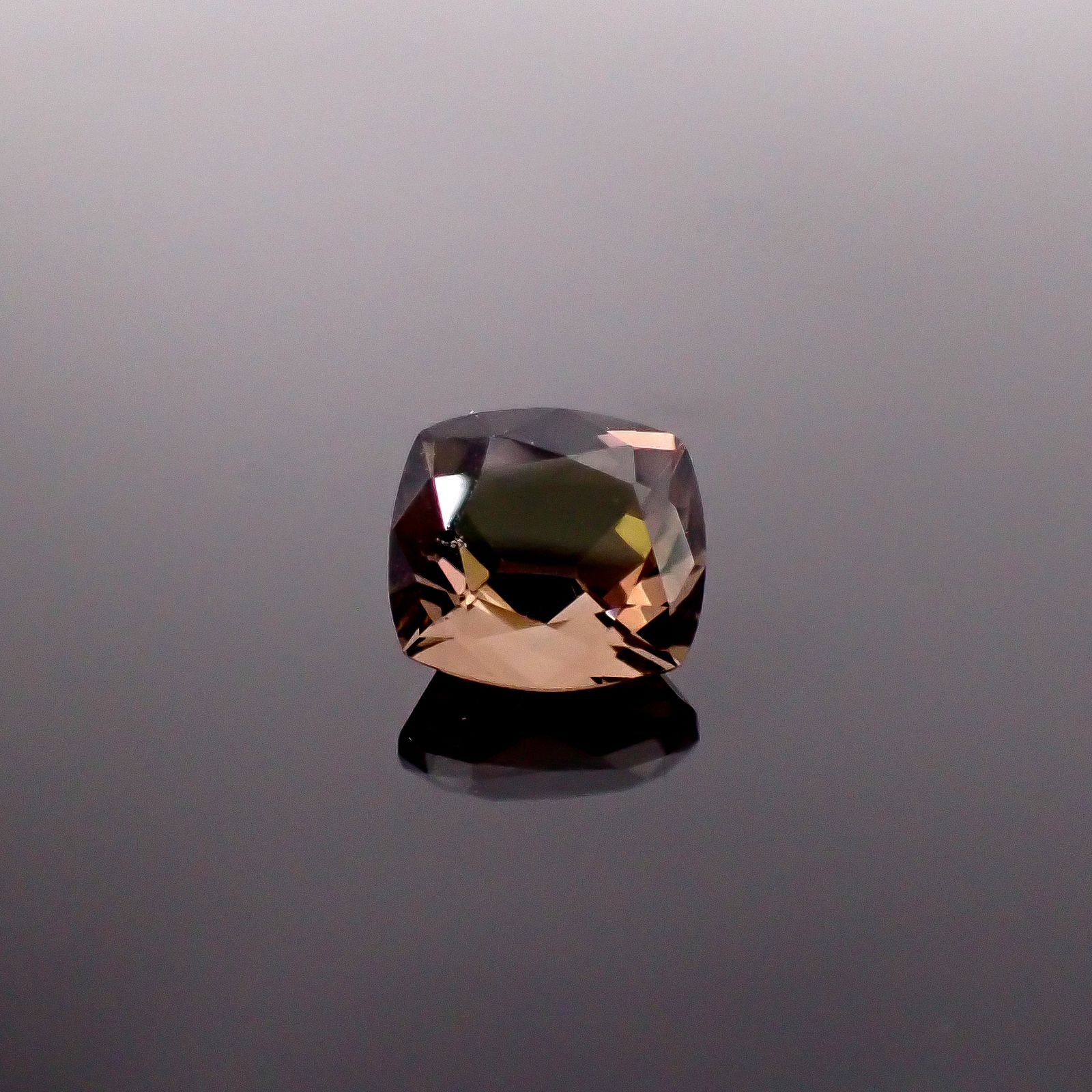 コロンビアナイト コロンビア産 4.64ct / 11.3x10.3mm前後 [260331922]