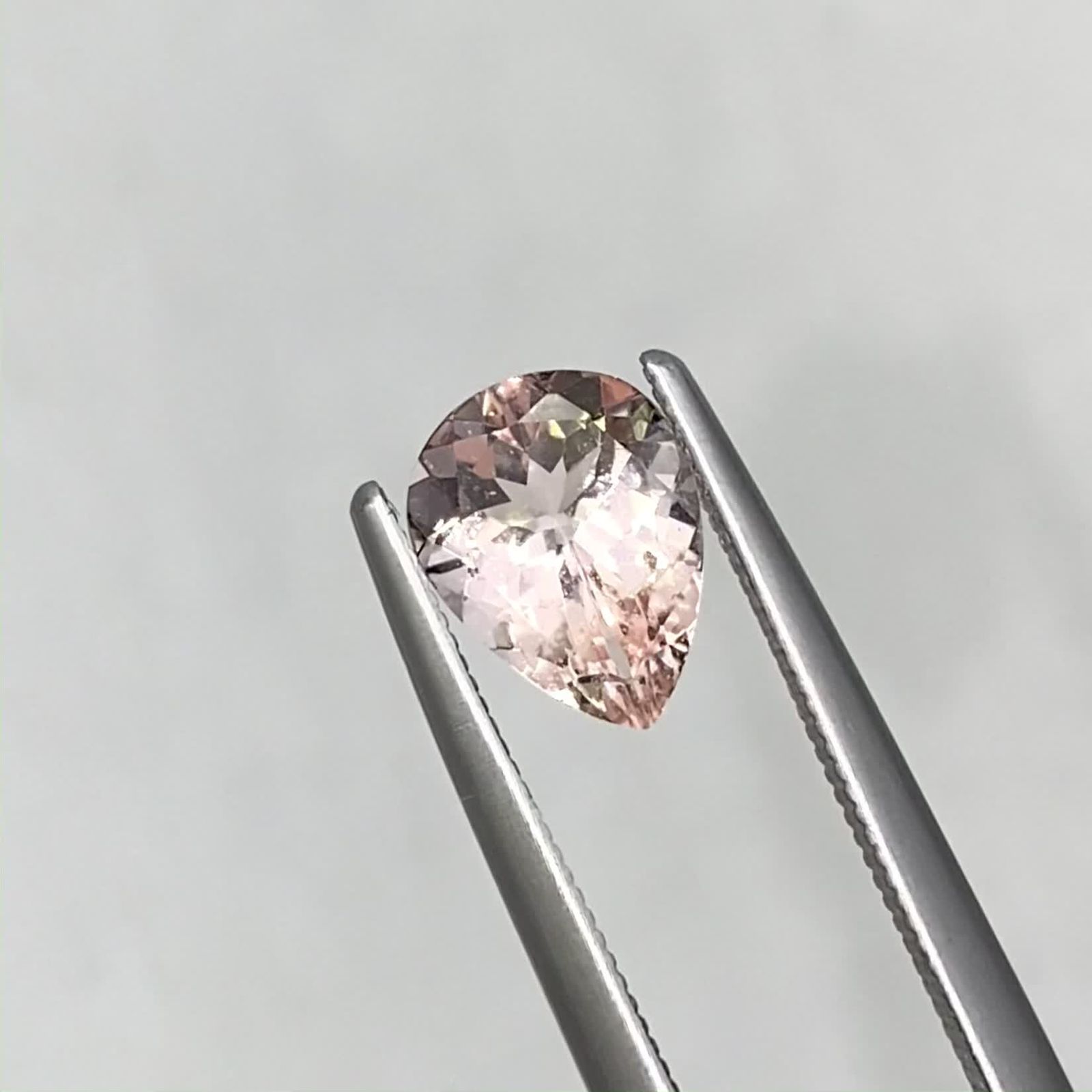 モルガナイト ナイジェリア産 0.93ct / 8.2x6.3mm前後 [240427163