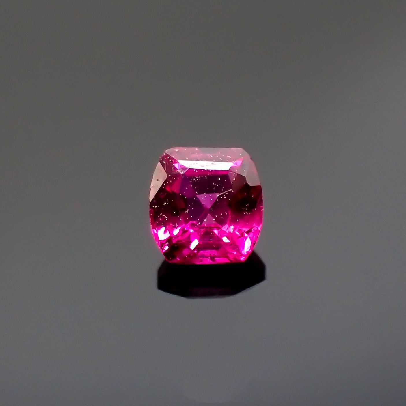 ルビー モザンビーク/ビルマ産 0.15ct[220616201]2.9x2.8mm前後