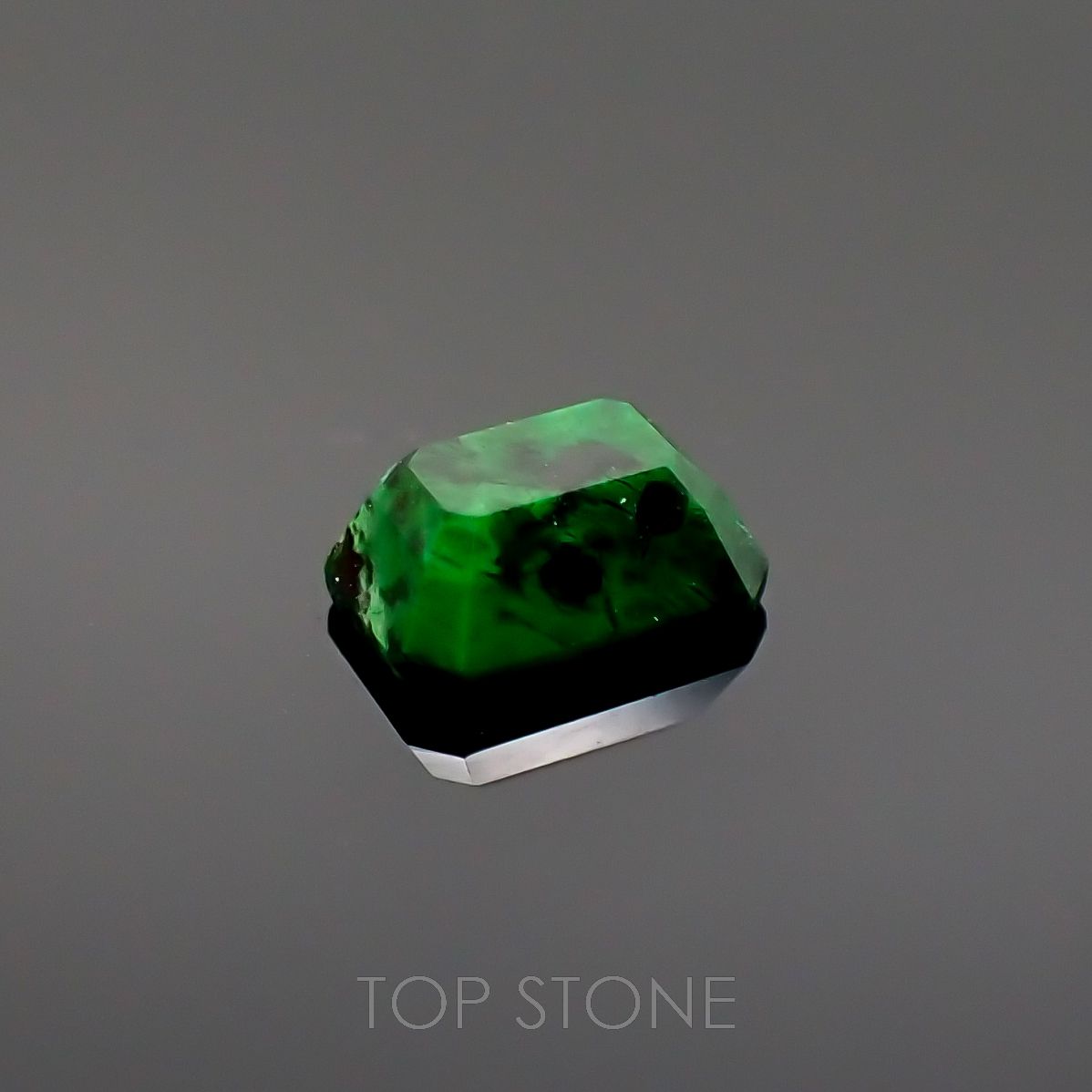 モーシッシ ビルマ産 0.86ct[220918030]6.3x4.7mm前後