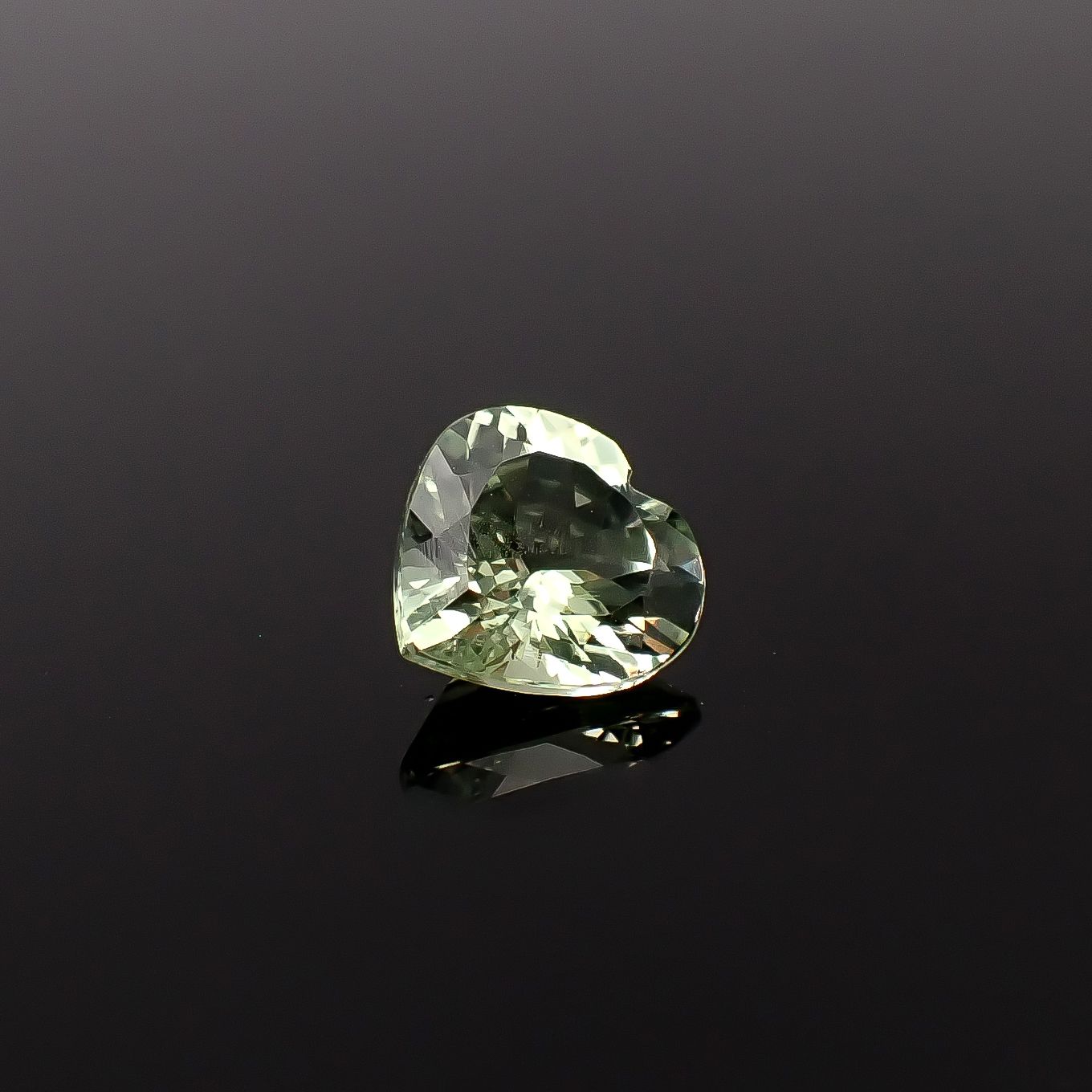 バナジウムクリソベリル(宝石名クリソベリル)マダガスカル産 ソ付(日独) 1.976ct / 8x8mm前後 [260131600]