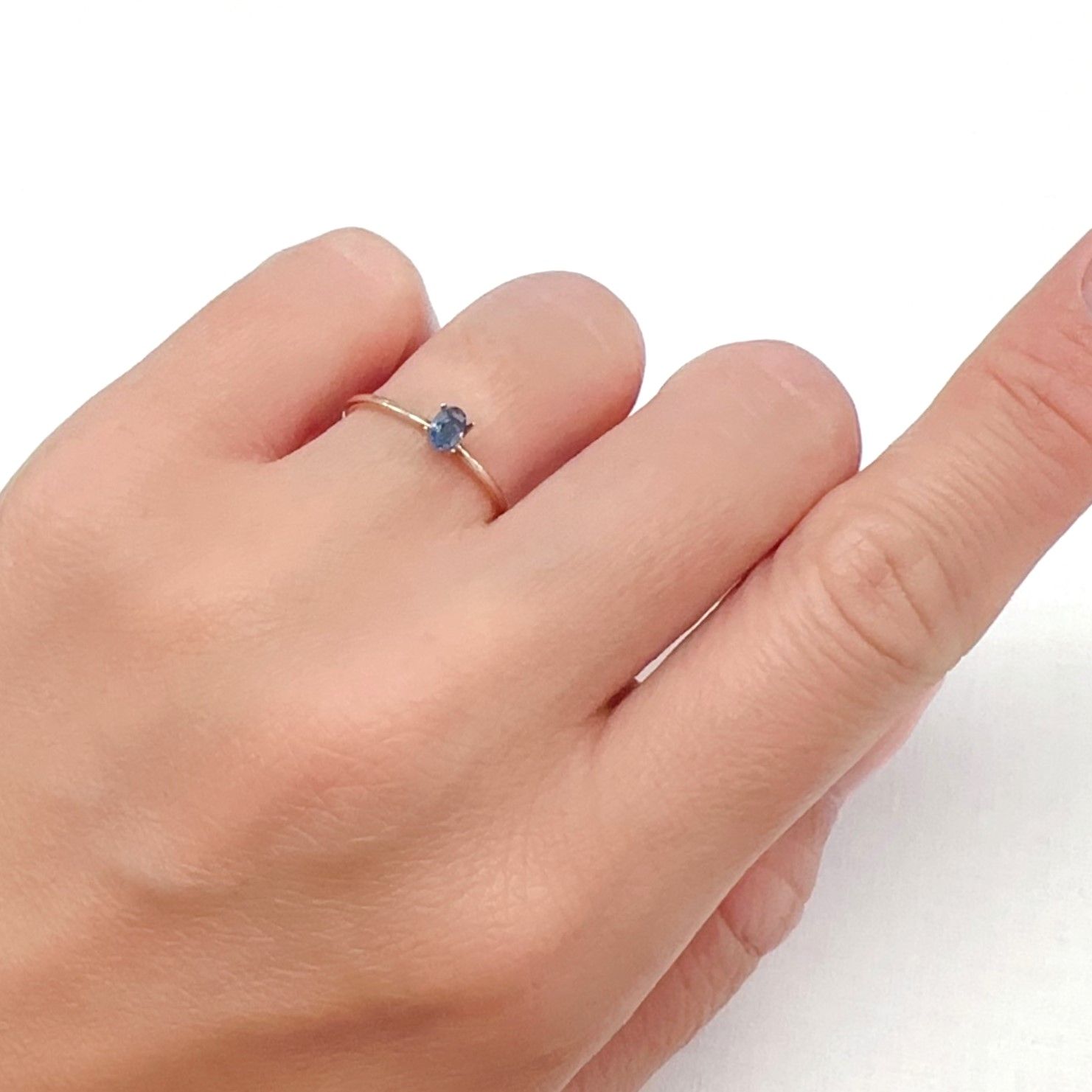 タトゥーアクアマリン ブラジル・ミナスジェライス州タトゥー鉱山産 0.14ct[240427169]4.1x2.8mm前後