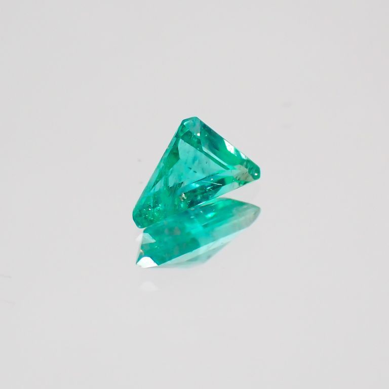 パライバトルマリン(宝石名トルマリン/別名パライバ・トルマリン) ブラジル・バターリャ鉱山産 0.15ct 識別済[19111423]5.2×2.8mm前後