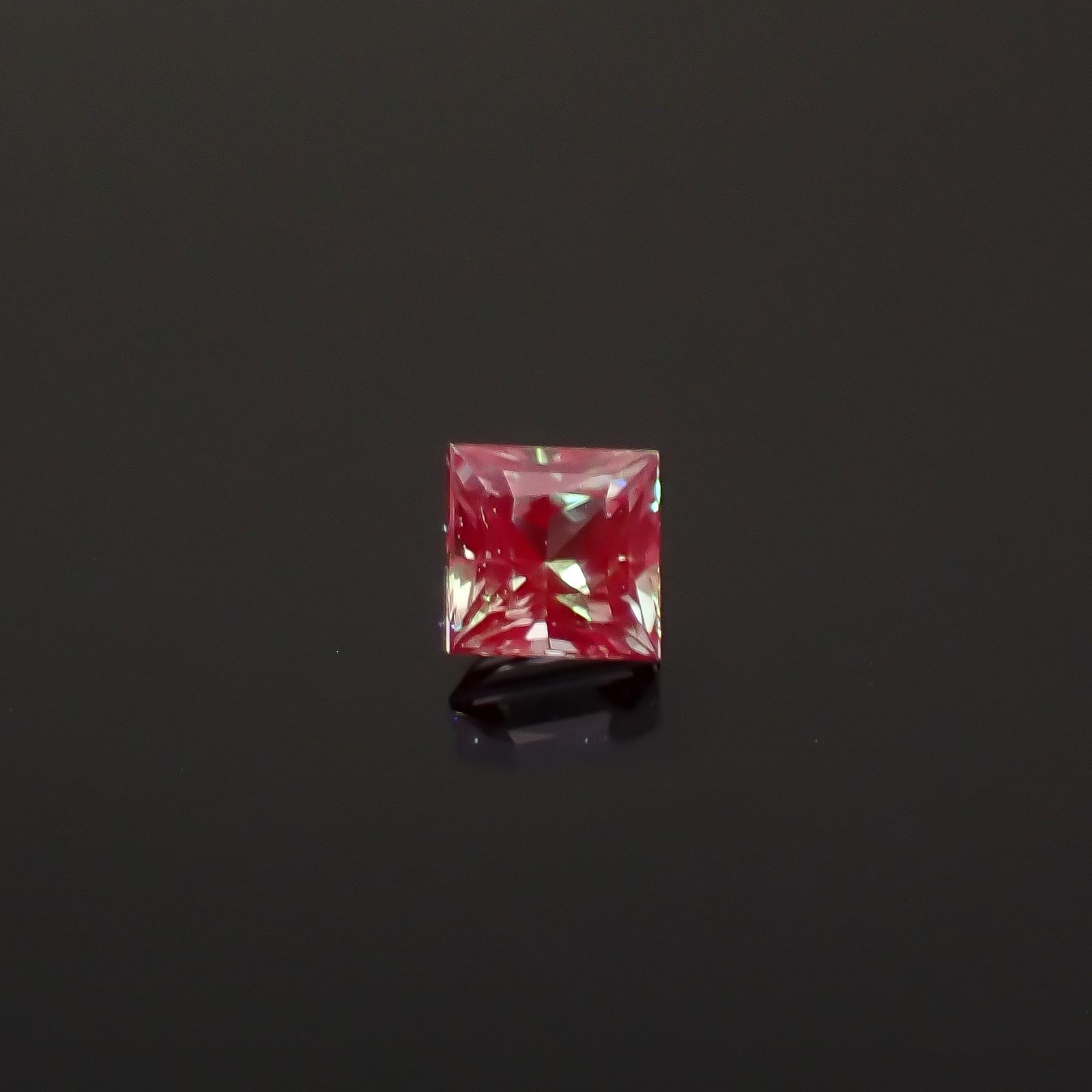 ◇プリンセスカット◇アレキサンドライト ブラジル産 EmeraldMains社製 0.082ct / 2.2x2.2mm前後 [260131577]