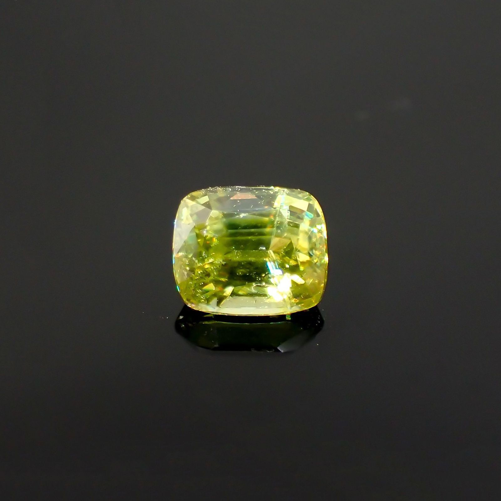 スフェーン(宝石名スフェーン) マダガスカル産 ソ付(彩珠) 1.001ct / 6.1x5.1mm前後 [210712009]