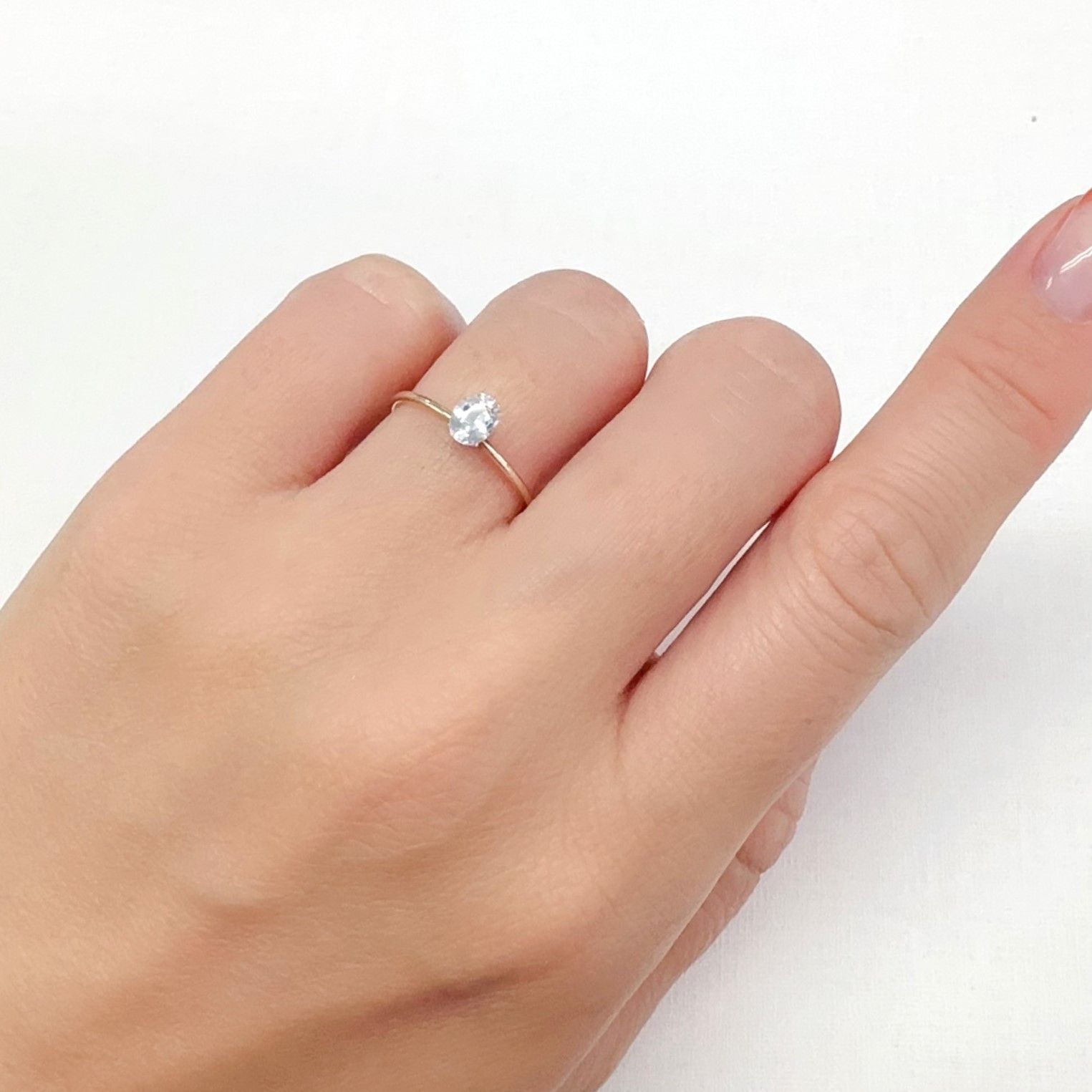 カラーレスサファイア スリランカ産 0.42ct[240527478]5.1x4mm前後