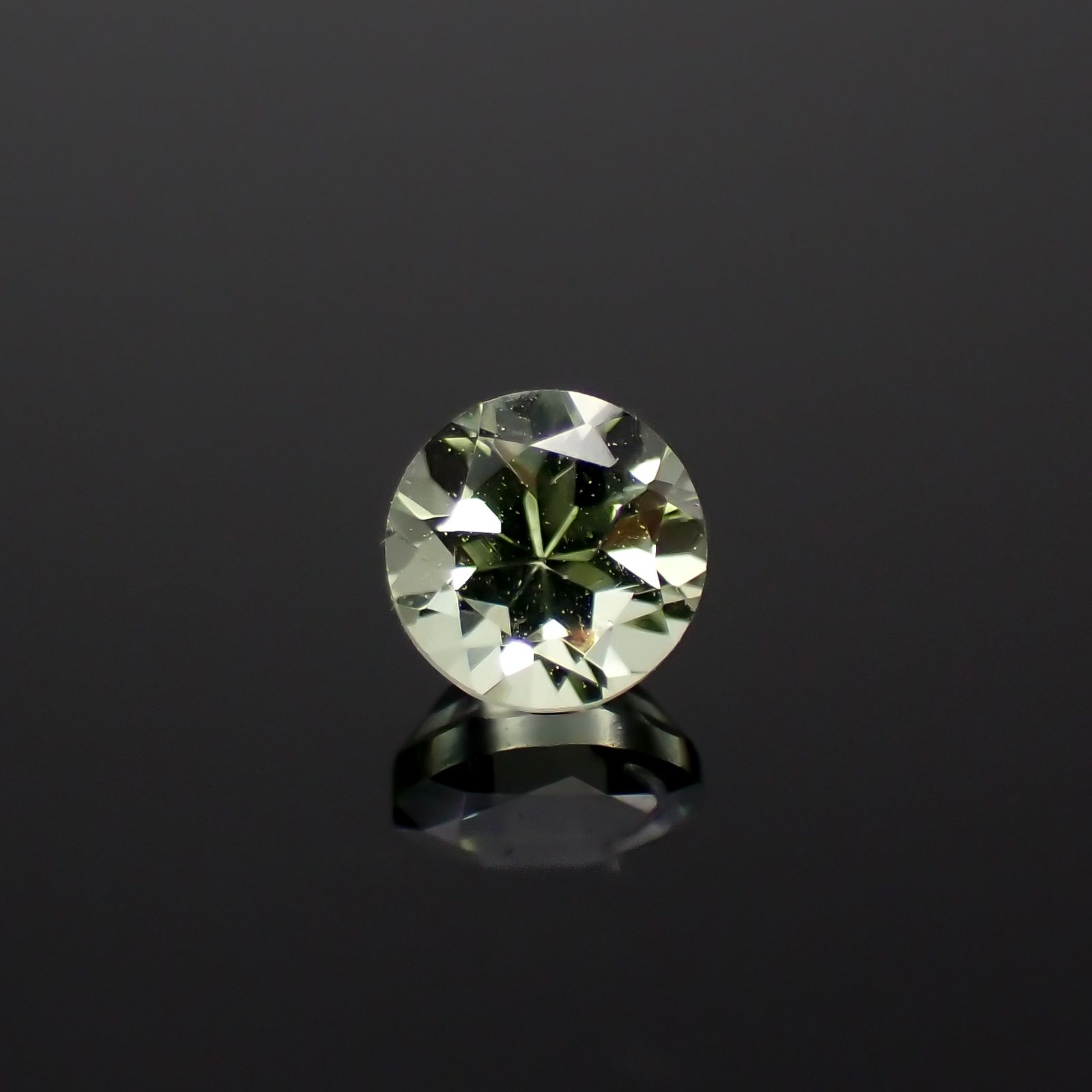 ミントガーネット タンザニア産 0.37ct[231023716]4x4mm前後
