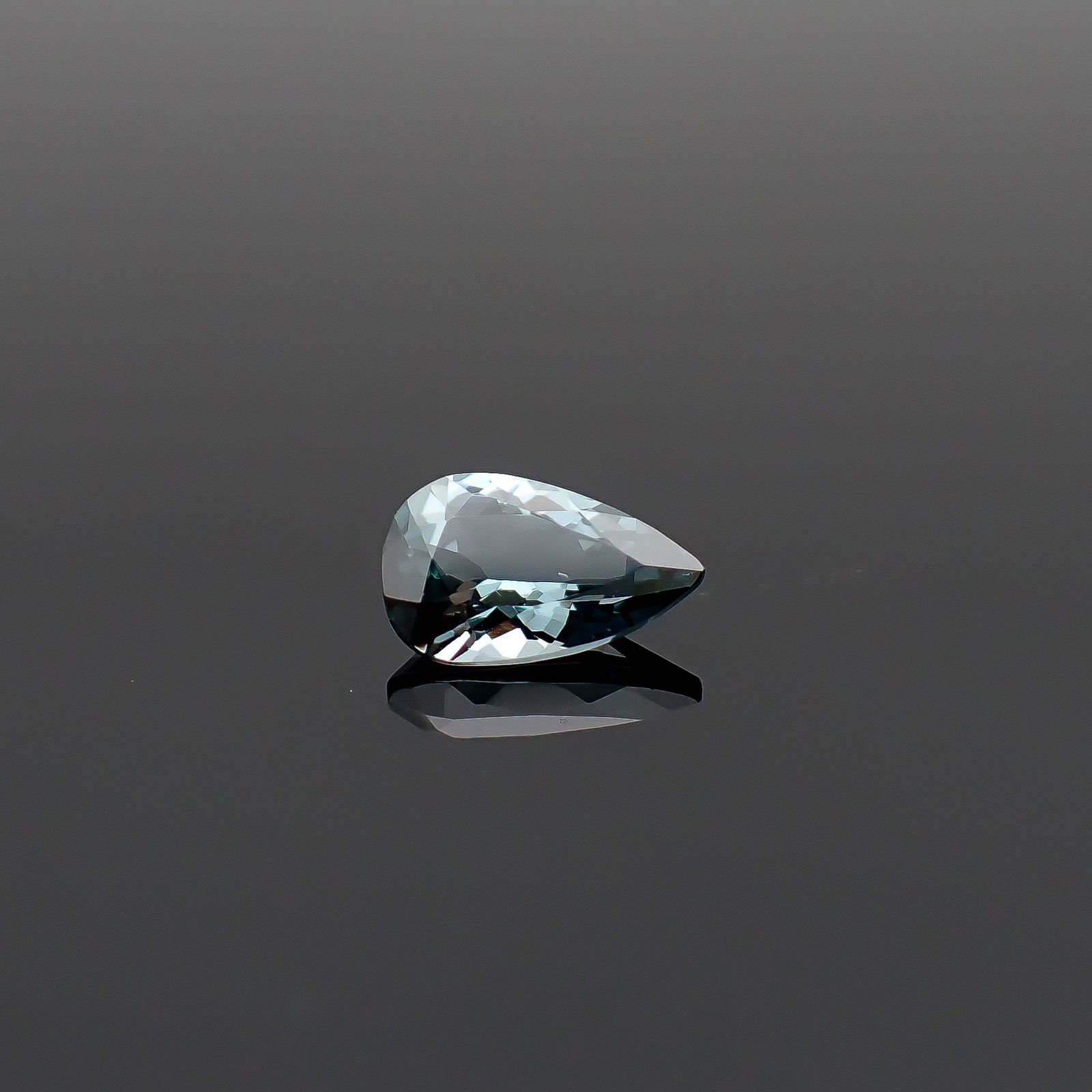 ブルーイッシュグレースピネル モザンビーク産 0.88ct / 8.1x5mm前後 [260632518]