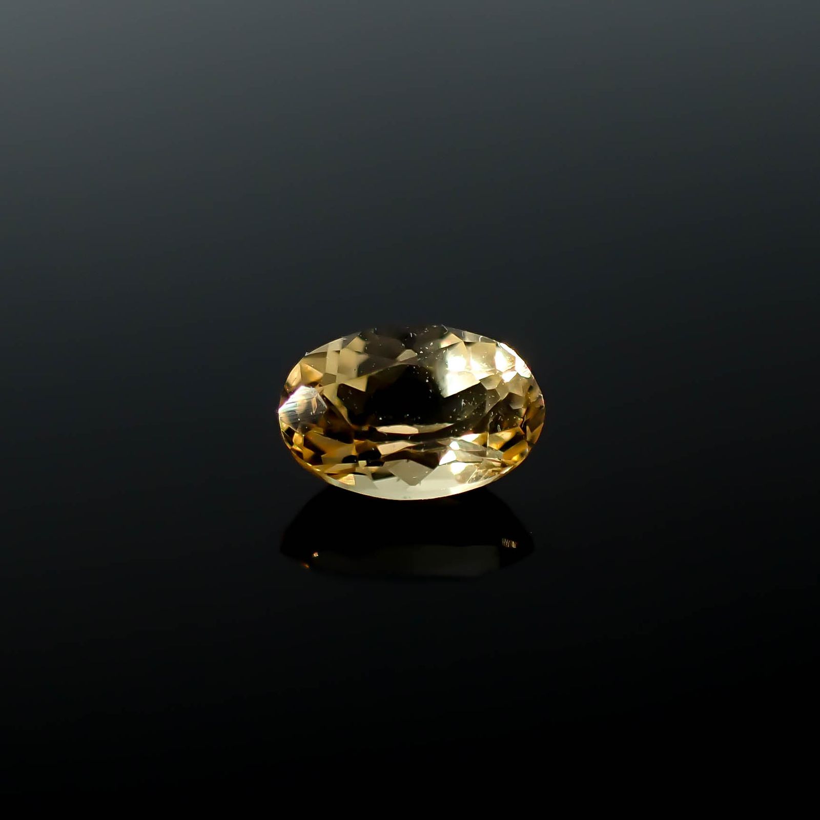 インペリアルトパーズ(宝石名トパーズ)ブラジル産 0.59ct / 6.1x4.1mm前後 [250630494]