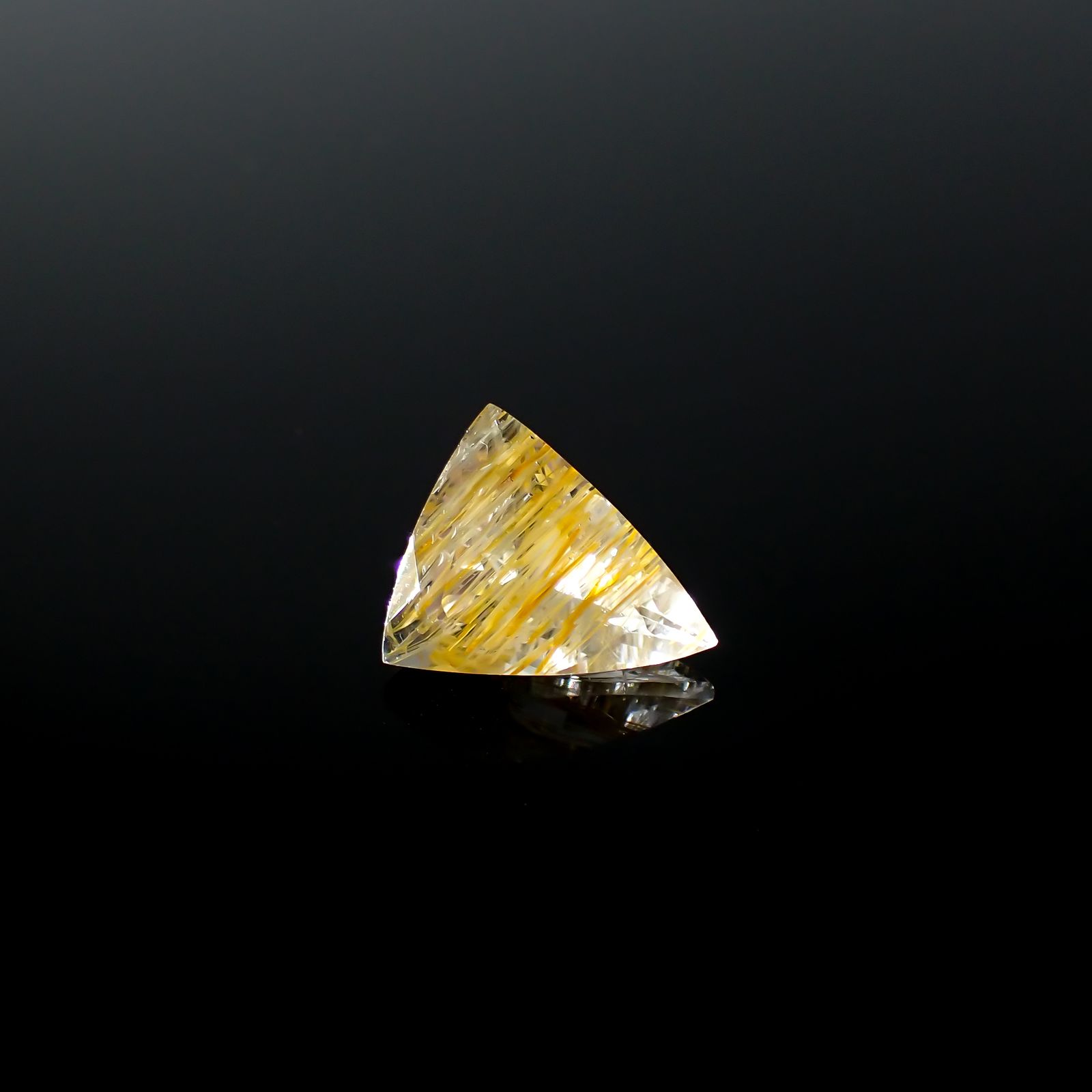 ニードルイントパーズ(チューブイントパーズ) ブラジル・ミナスジェライス州産 7.96ct[240225884]14.7x12.7mm前後 | TOP  STONE(トップストーン)