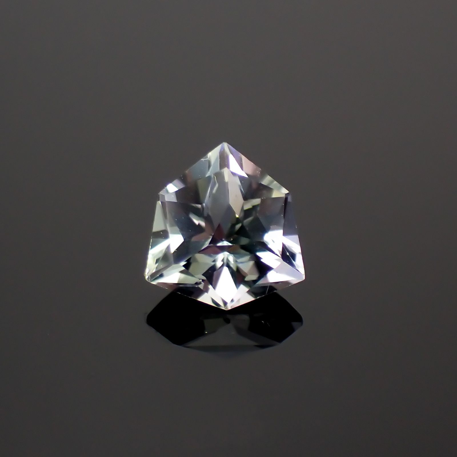 ◇カスタムカット◇バイカラータンザナイト 非加熱(宝石名ゾイサイト)タンザニア産 0.62ct 識別済[221118969]5.9x5.8mm前後
