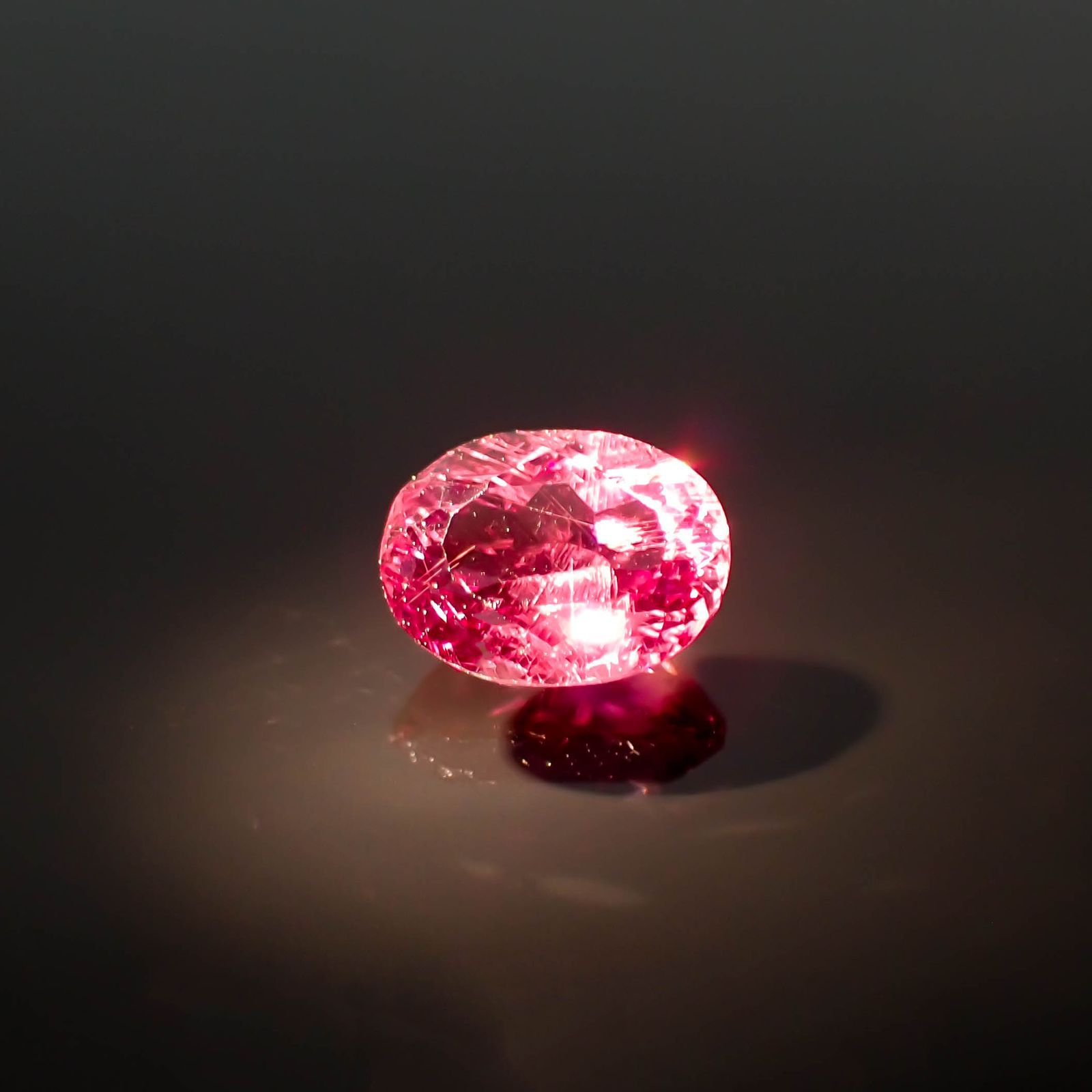 カラーシフトマラヤガーネット(宝石名ガーネット)タンザニア産 0.80ct 識別済[230120275]6.2x4.7mm前後