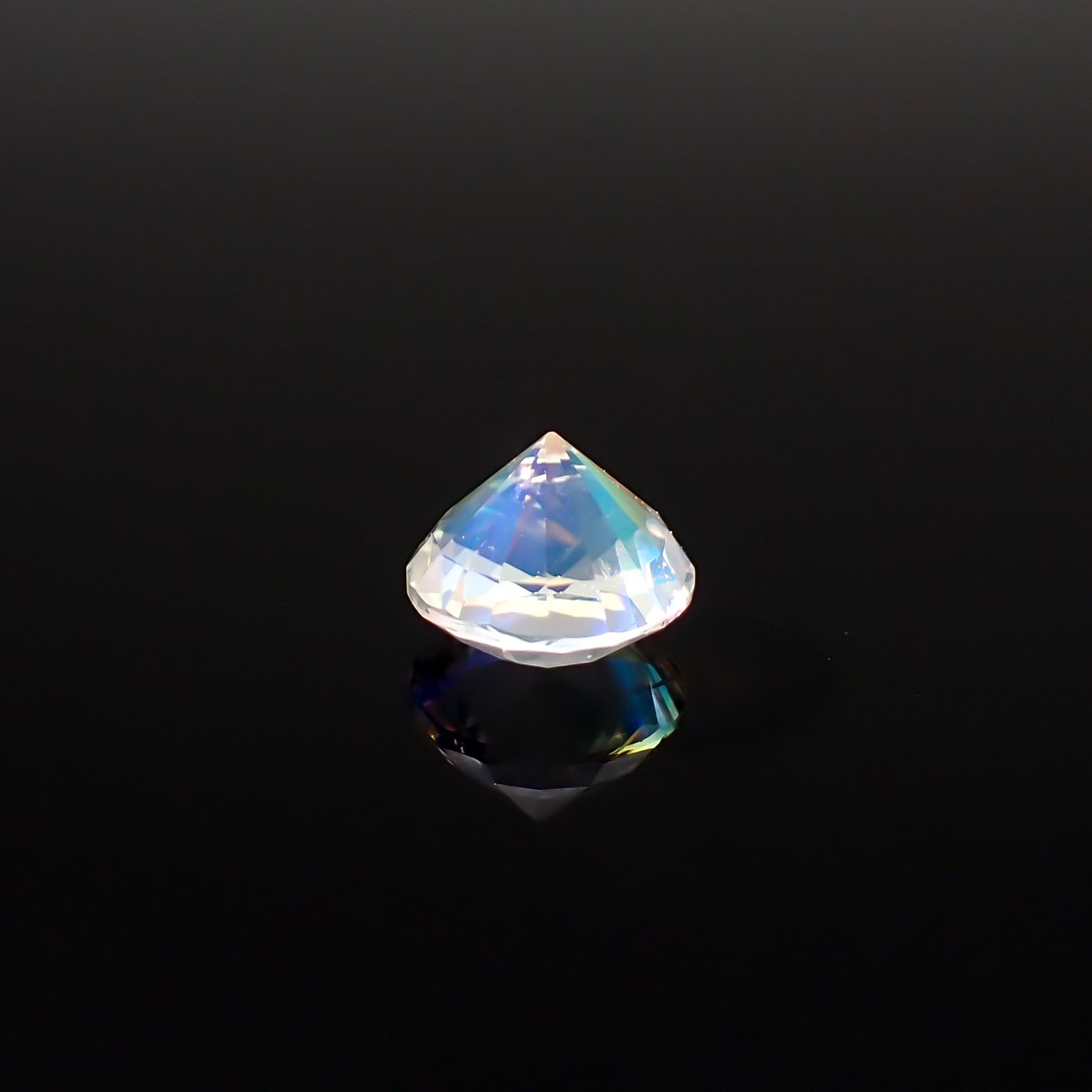 レインボームーンストーン マダガスカル産 0.88ct / 6.1x6.1mm前後 [260632385]