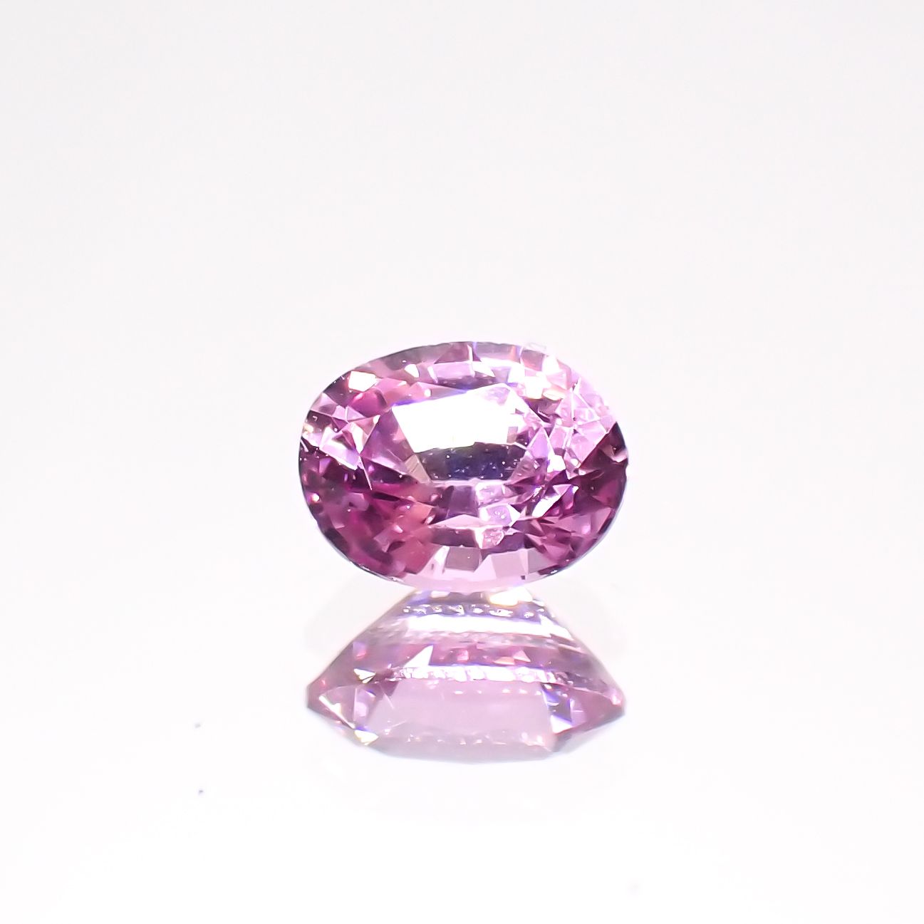 ネオンピンクサファイア スリランカ産 0.25ct[230421532]3.9x3.1mm前後