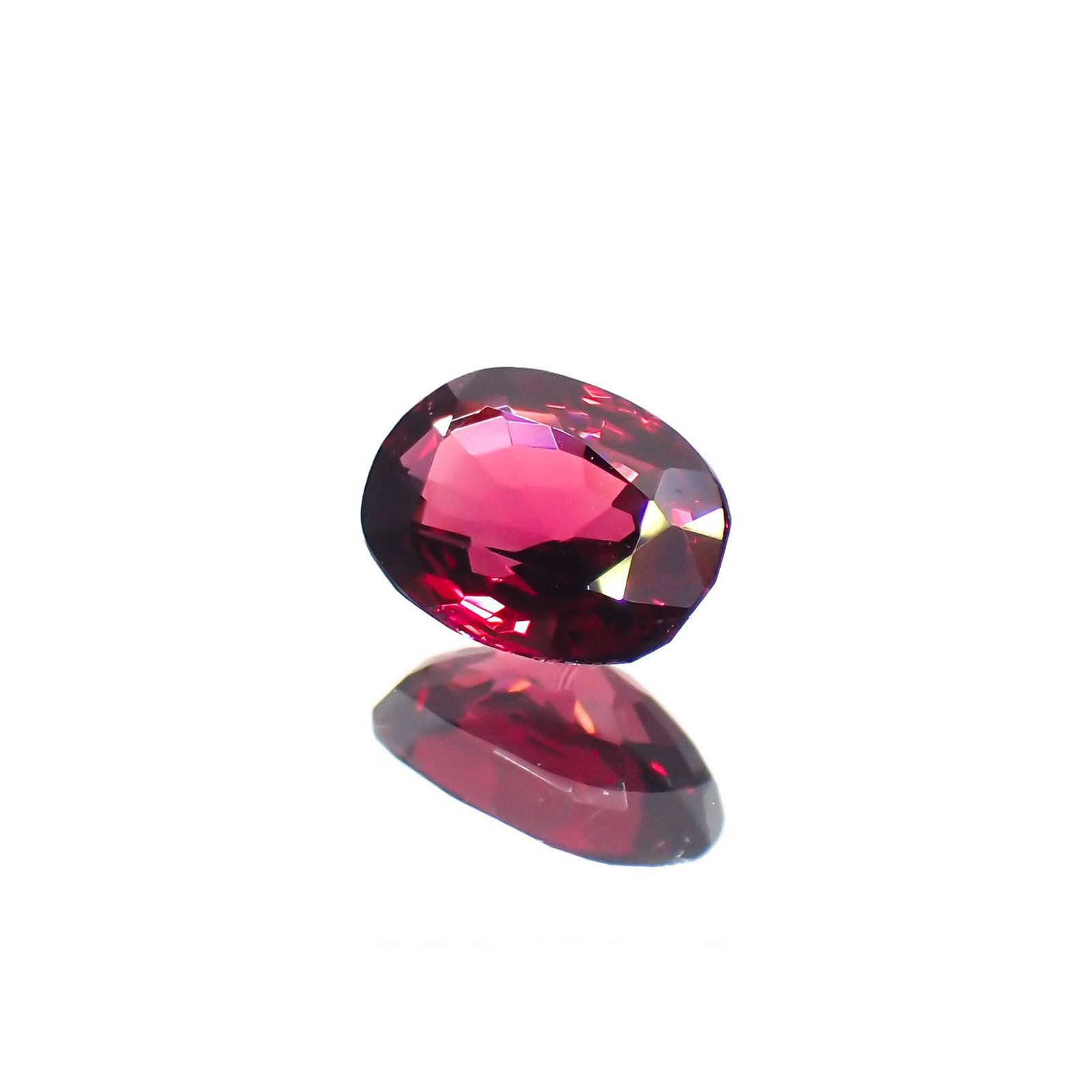 レッドスピネル(宝石名レッド・スピネル)タンザニア産 識別済 0.94ct / 6.9x5.1mm前後 [260114320]