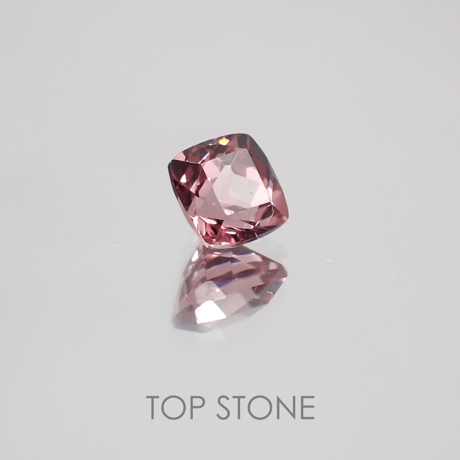 カラーチェンジマラヤガーネット タンザニア産 ルース 0.62ct[21059668]4.5×4.5mm前後