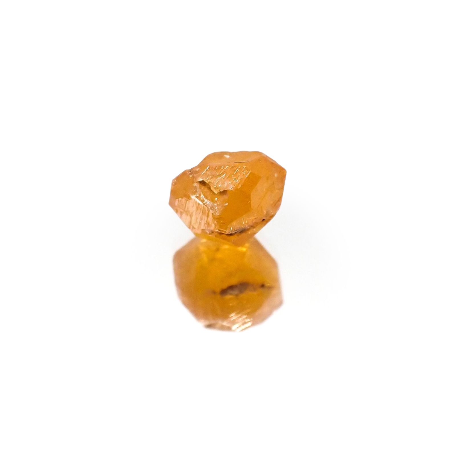 スペサルティンガーネット マンダリンオレンジカラー原石(宝石名ガーネット)タンザニア産 識別済 1.80ct / 7.1x6.3mm前後 [230823126]