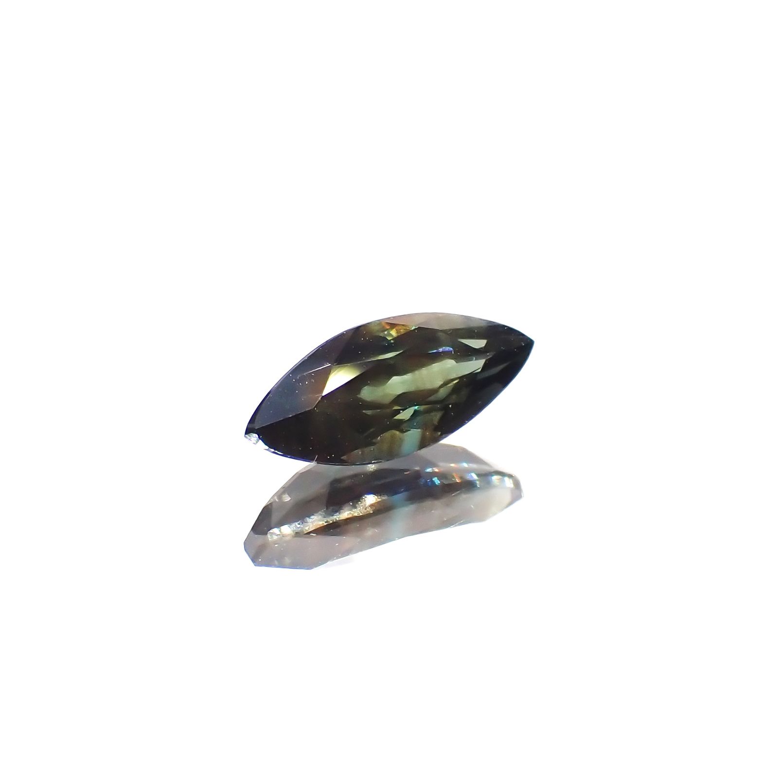 ゴールドシーンサファイア 非加熱(宝石名シーン・サファイア)ケニア産 0.67ct 識別済[231023909]8.2x3.4mm前後