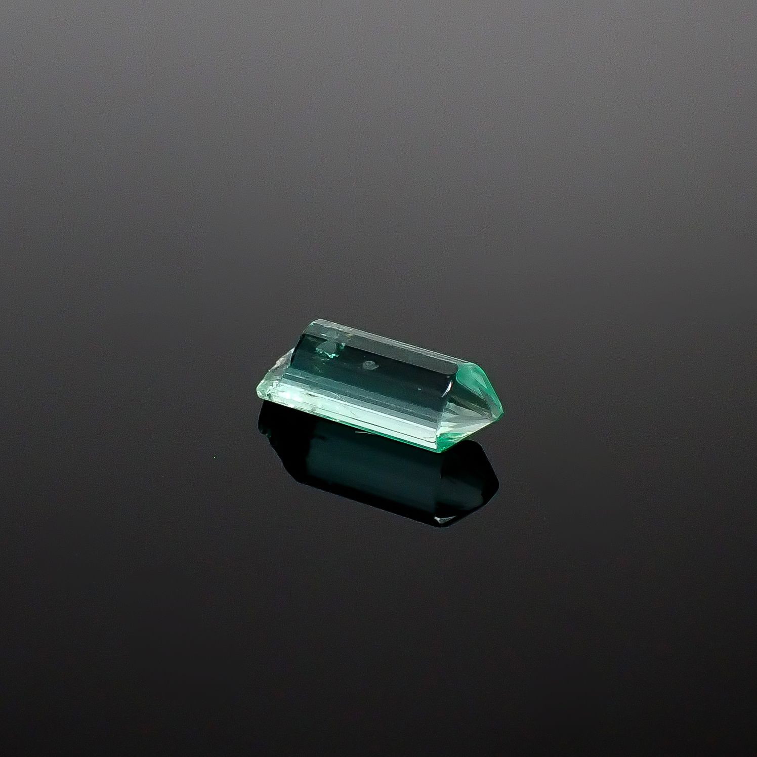エメラルド柱状結晶 原石 コロンビア産 0.94ct[240427254]9.6x3.3mm前後