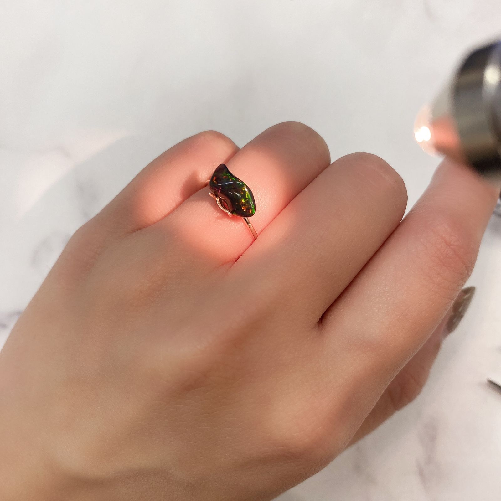 ◇バロック型◇ブラックオパール(宝石名オパール/加熱処理) エチオピア産 0.95ct 識別済[210913251]11.5×6.5mm前後