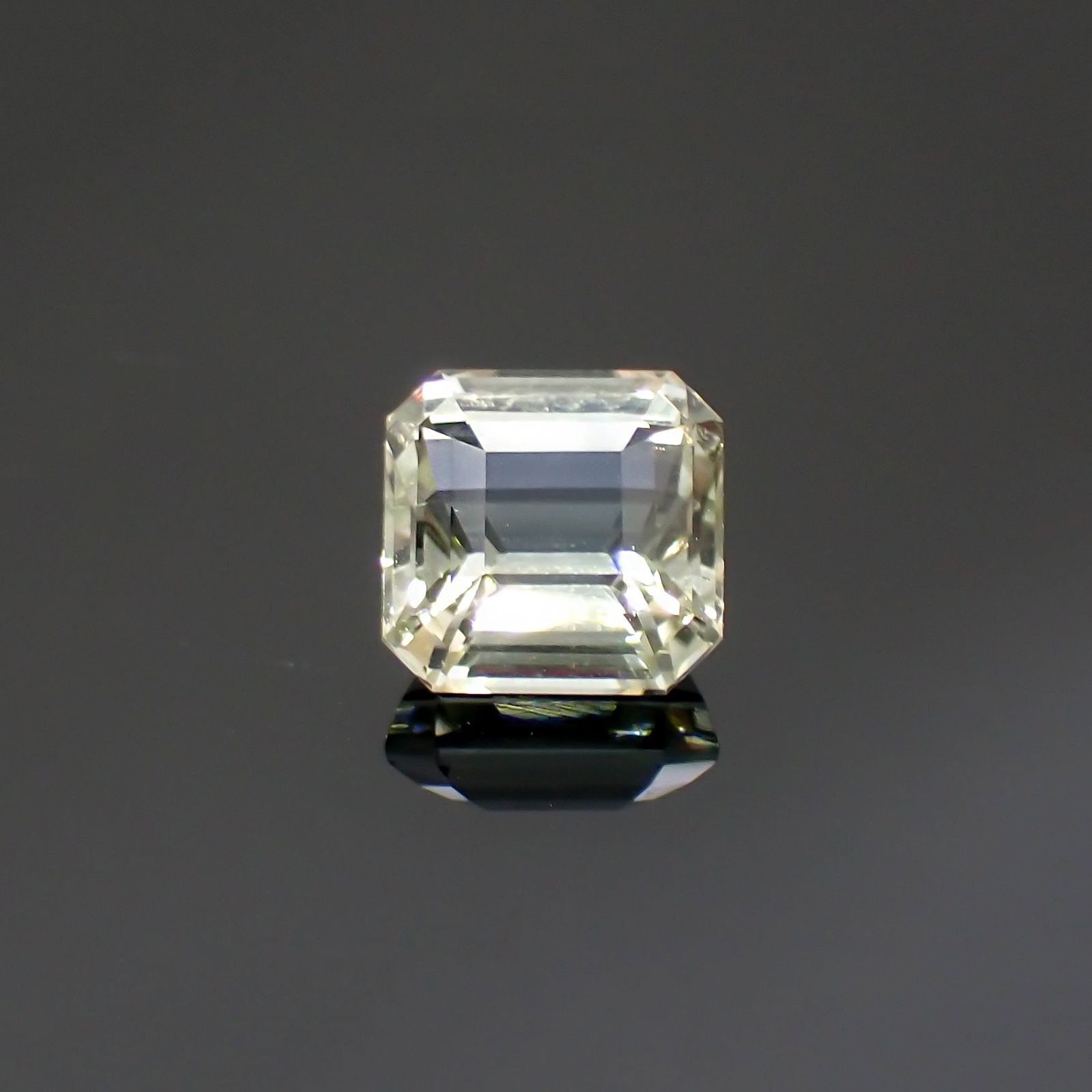 グリーントルマリン(宝石名トルマリン) ルワンダ産 ソ付(彩珠) 1.938ct / 7.1x6.9mm前後 [211013640]