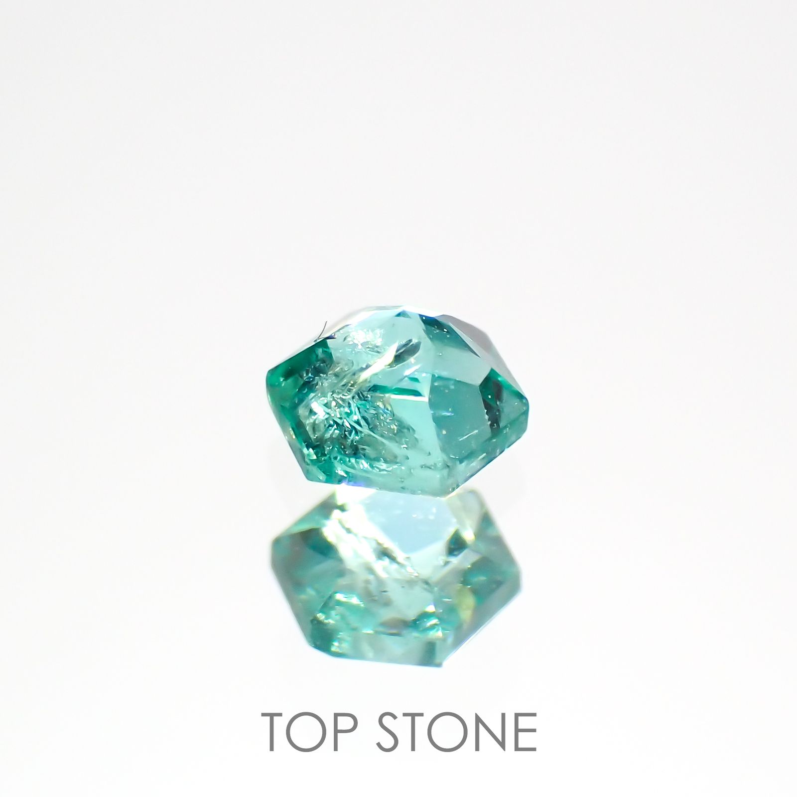 ◇ヘキサゴンカット◇エメラルド(宝石名エメラルド)ザンビア産 0.13ct 識別済[220115193]3.1x3mm前後