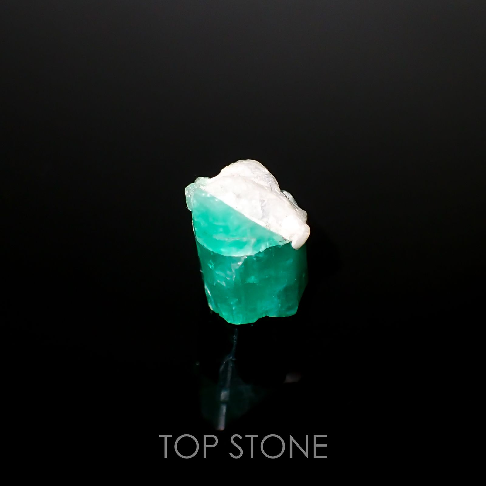 エメラルド 原石 コロンビア・ムゾー鉱山産 15.52ct[220515786]15.1x11.6mm前後 | TOP STONE(トップストーン)