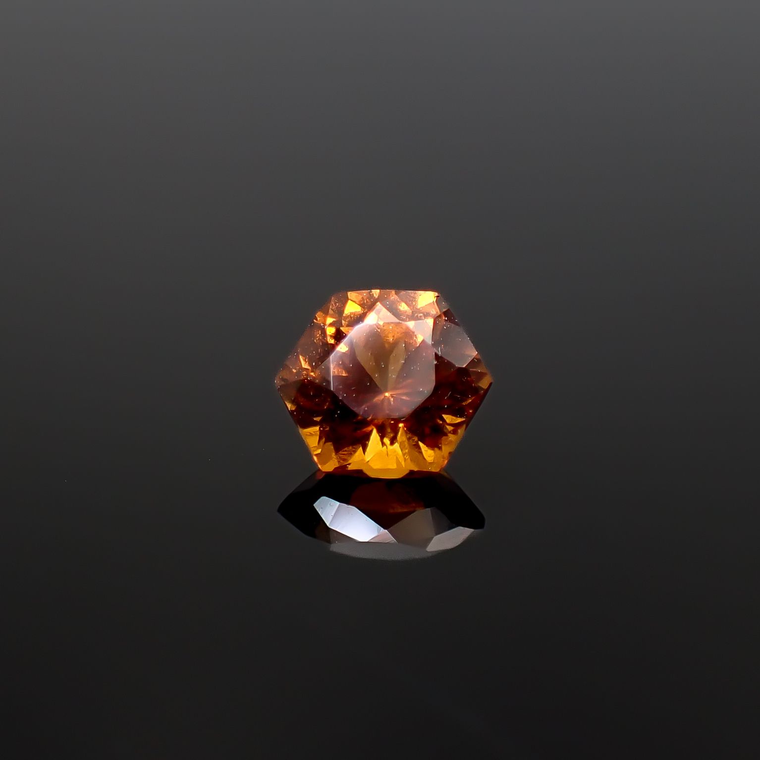 ◇ヘキサゴンカット◇ヘソナイトガーネット(宝石名ヘソナイト・ガーネット)スリランカ産 1.02ct 識別済[241129442]5.6x5.5mm前後