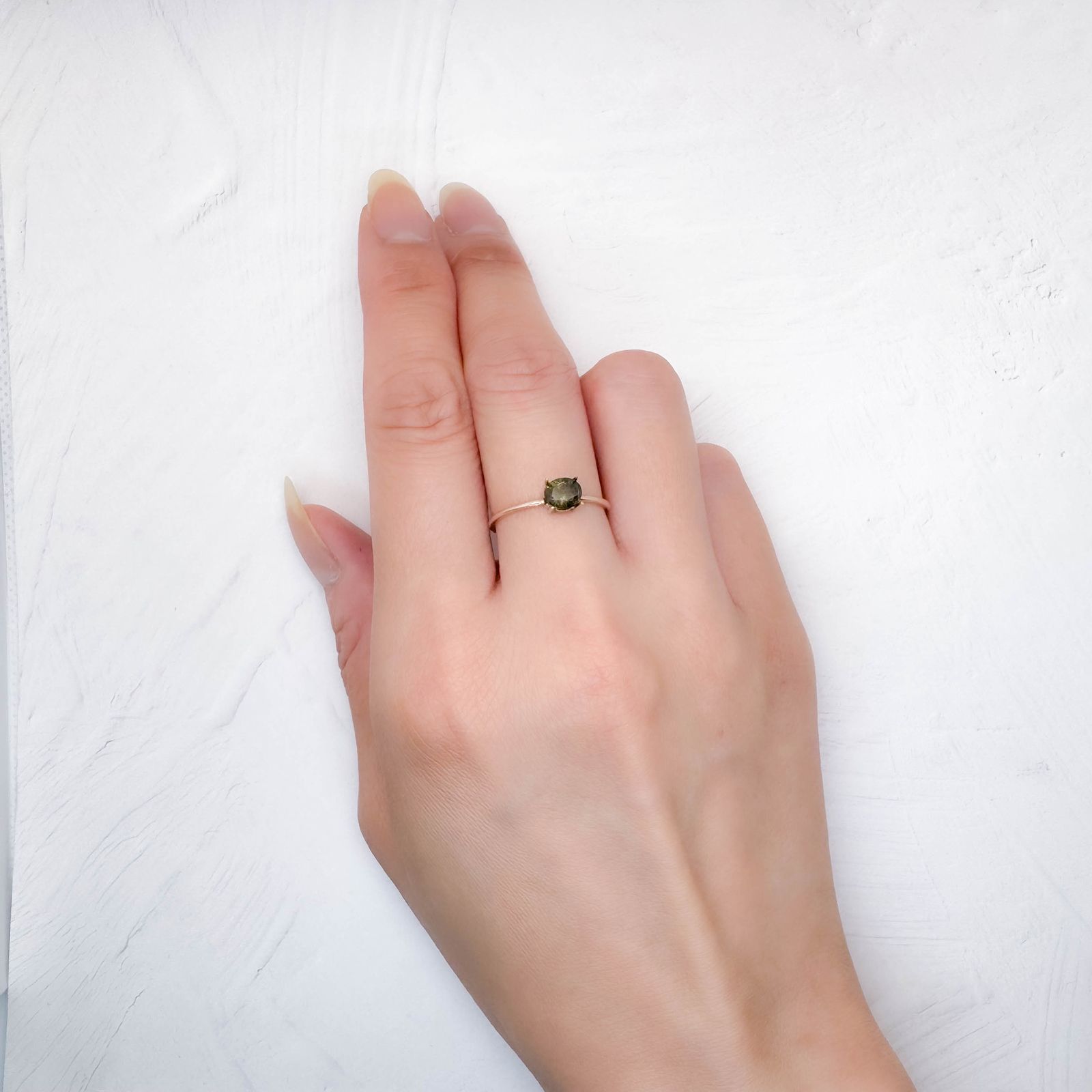ゴールドシーンサファイア 非加熱(宝石名シーン・サファイア) ケニア産 0.599ct ソ付(彩珠)[25129294]5.5×4.5mm前後