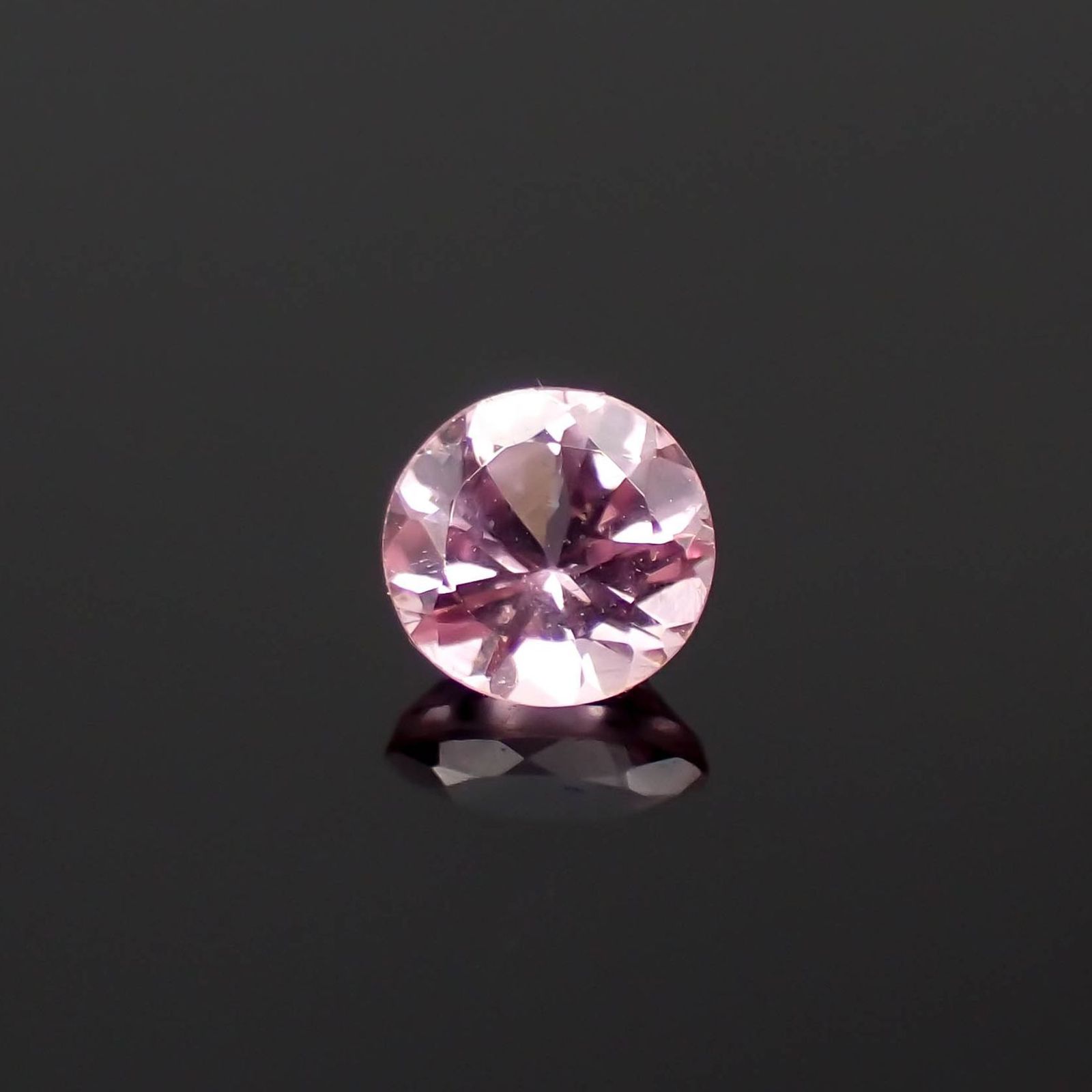 シルキーピンクスピネル タンザニア産 0.38ct / 4.3x4.3mm前後 [230421580]