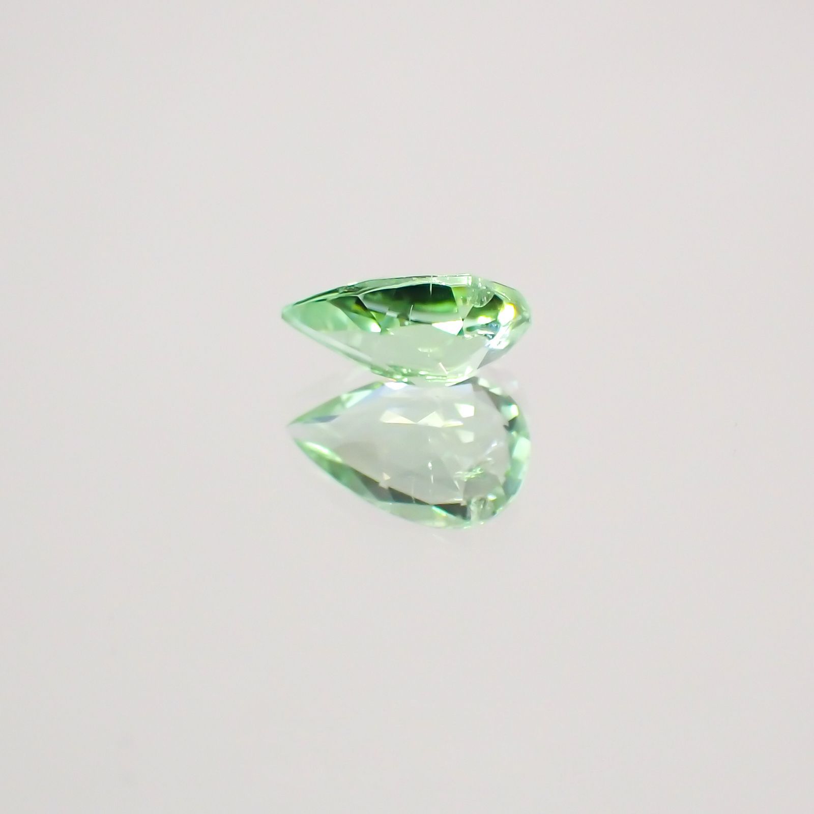 ミントカラー パライバトルマリン(宝石名トルマリン/別名パライバ・トルマリン) モザンビーク産 0.548ct ソ付(宝貴協)[210510650]7.2×4.6mm前後