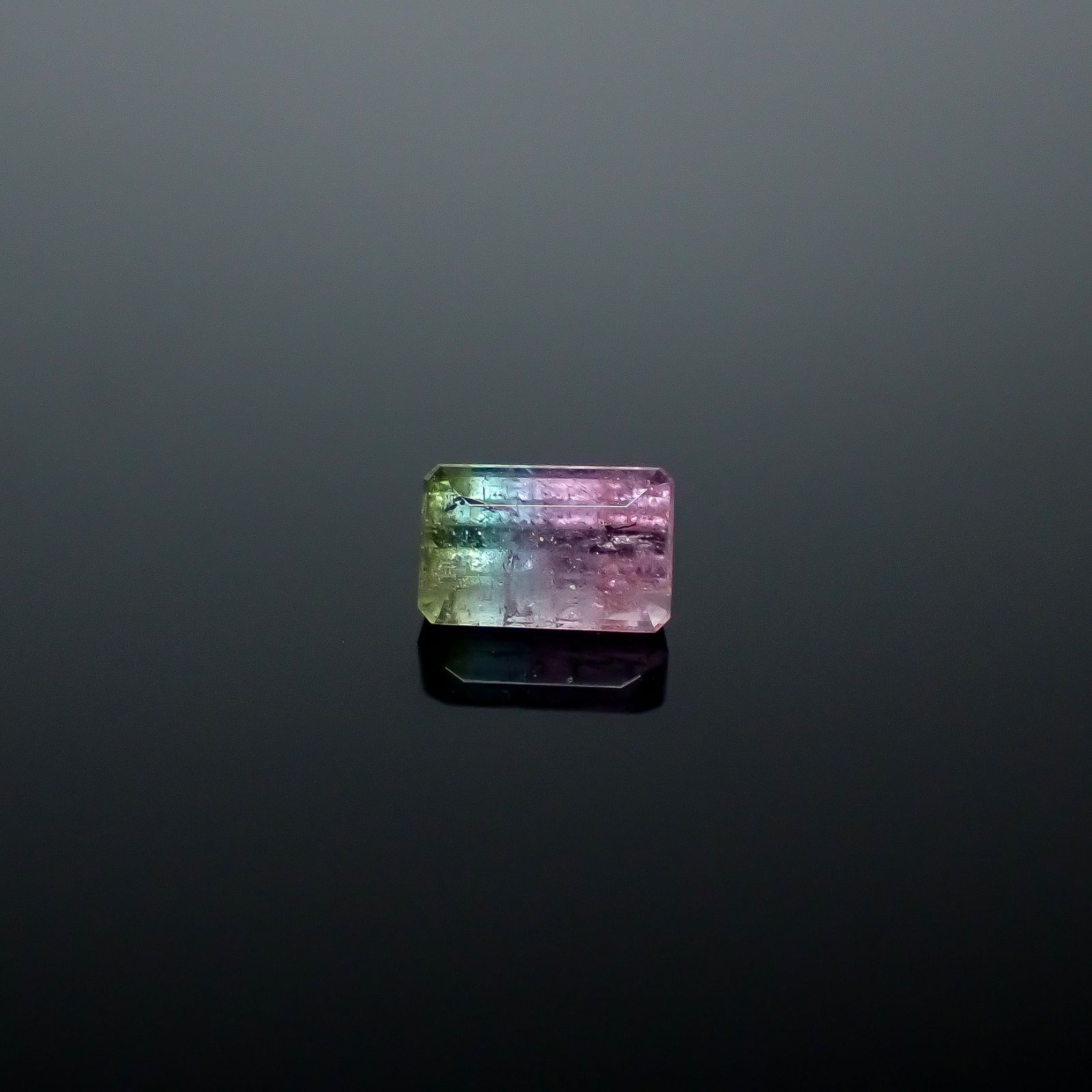 パーティカラーパライバトルマリン 非加熱(宝石名トルマリン/別名パライバ・トルマリン)ブラジル産 GIA鑑付 0.12ct / 3.32x2.2mm前後 [251031287]