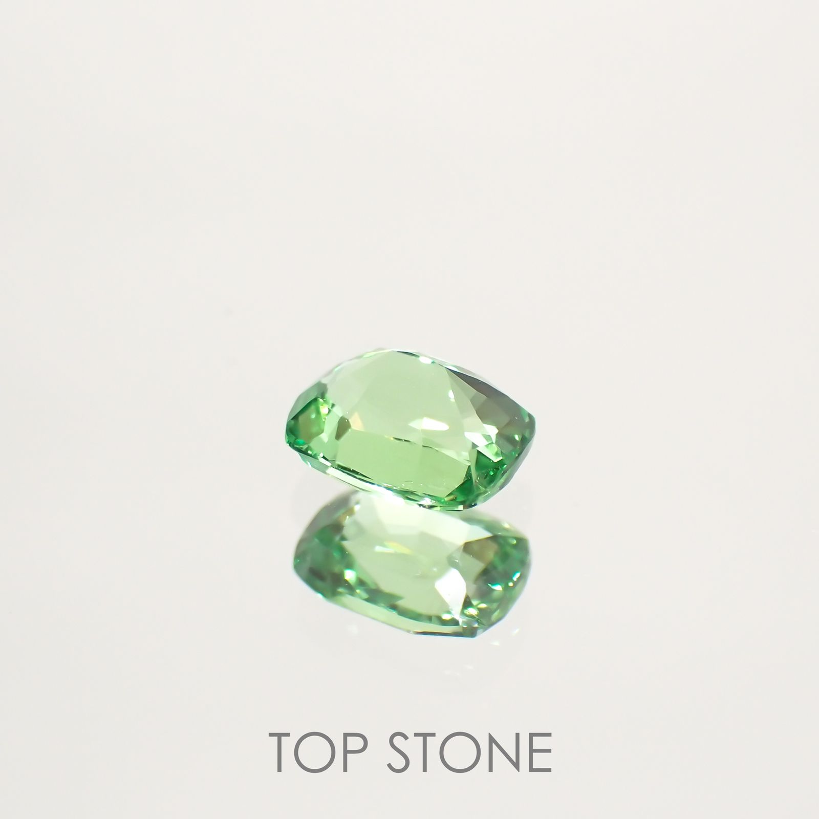 ミントガーネット(宝石名グリーン グロッシュラー・ガーネット) タンザニア産 0.664ct ソ付(彩珠)[210711924]5.4×4.3mm前後
