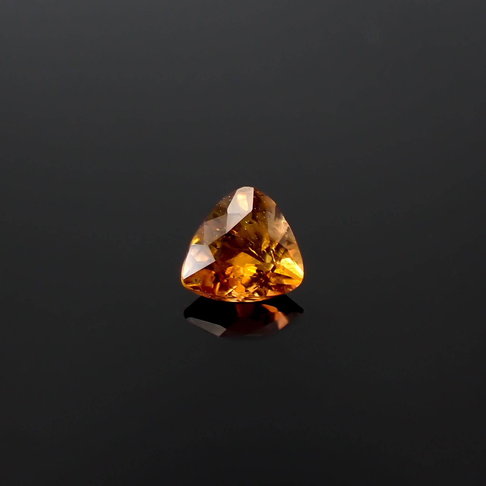 ゴールデンアイオライト(宝石名コーディエライト)マダガスカル産 識別済 0.24ct / 4.4x4.6mm前後 [260532197]