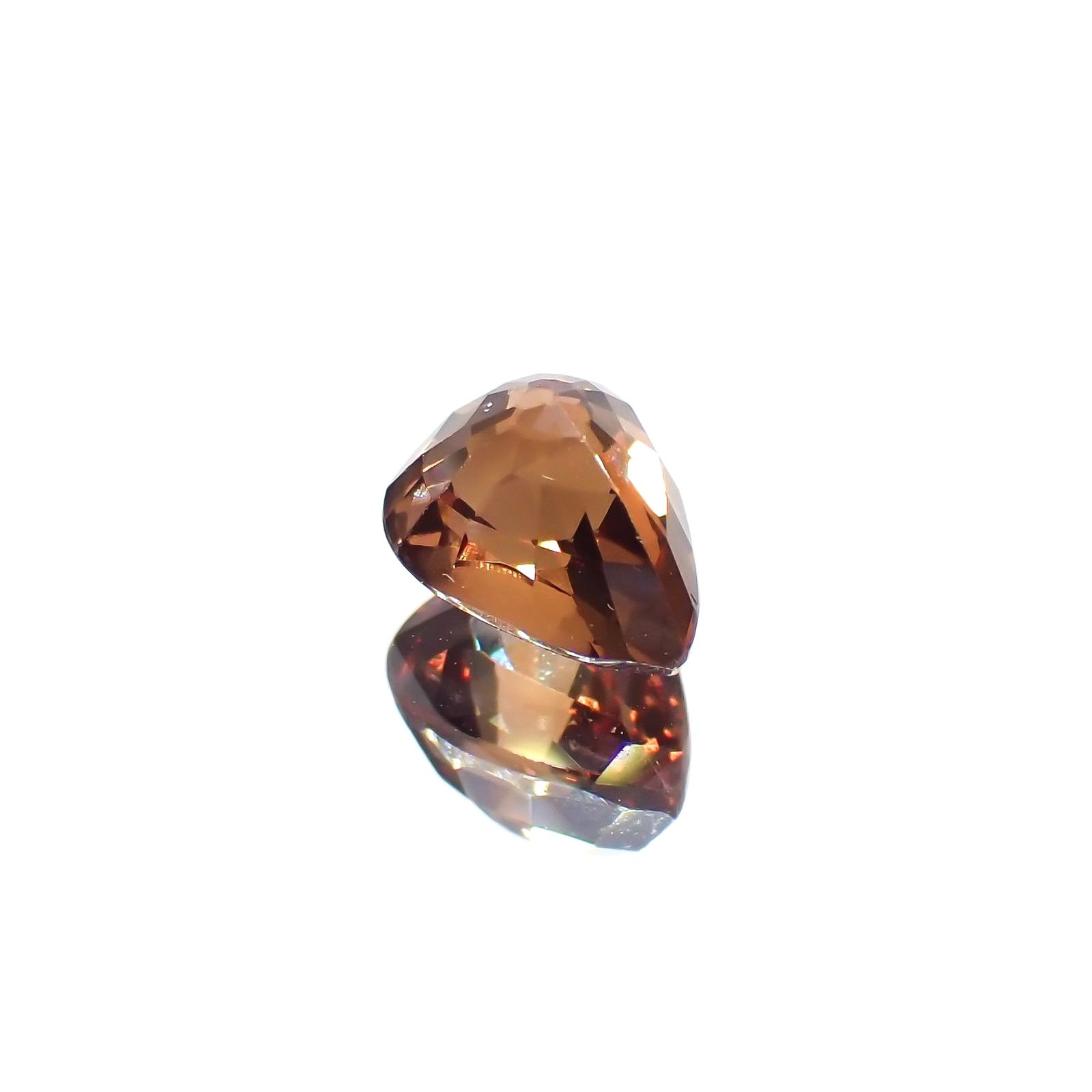 カラーシフトマラヤガーネット(宝石名ガーネット)タンザニア産 識別済 1.90ct / 7.8x5.9mm前後 [260415009]