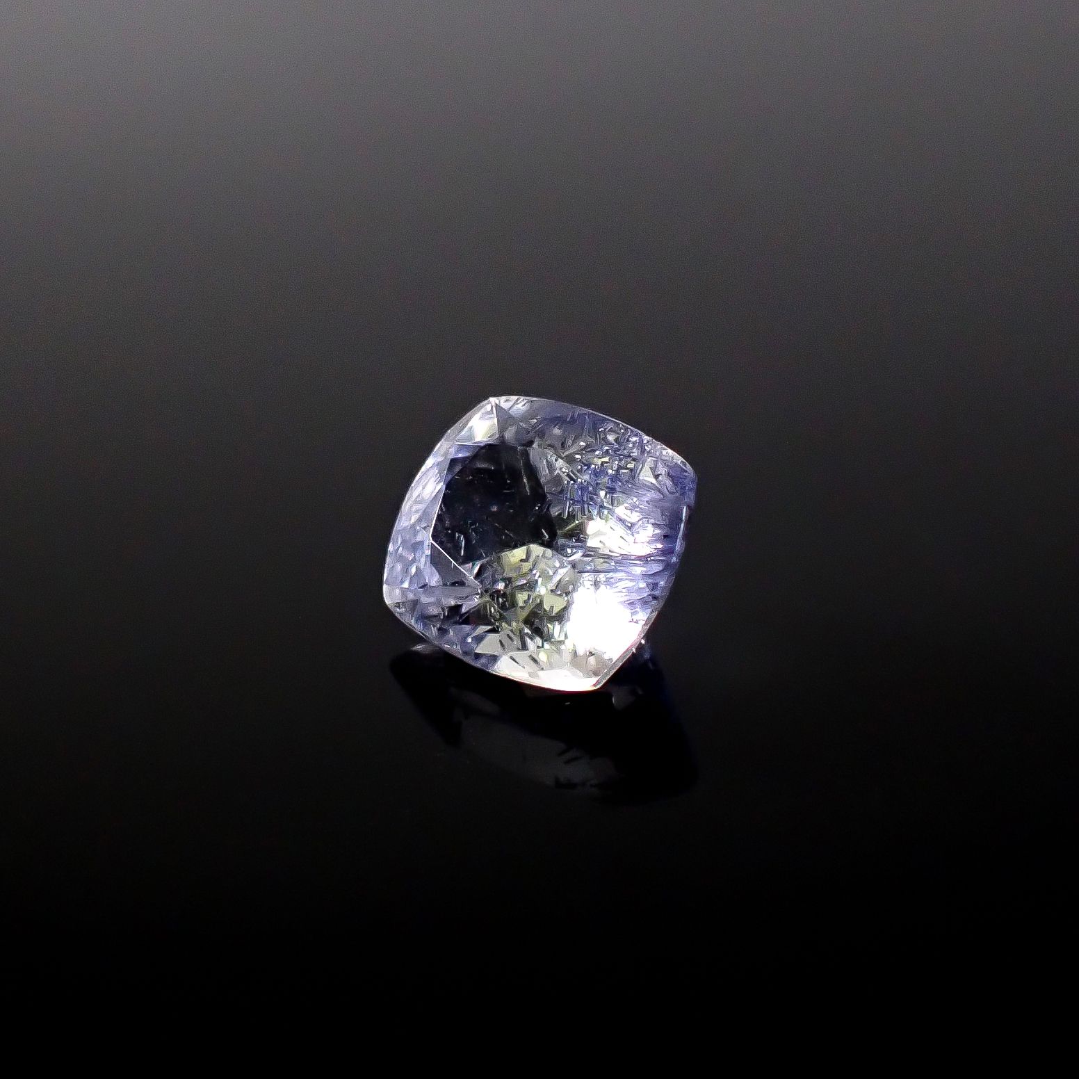 デュモルチェライトインクォーツ ブラジル産 1.57ct / 7.7x6.9mm前後 [260331840]