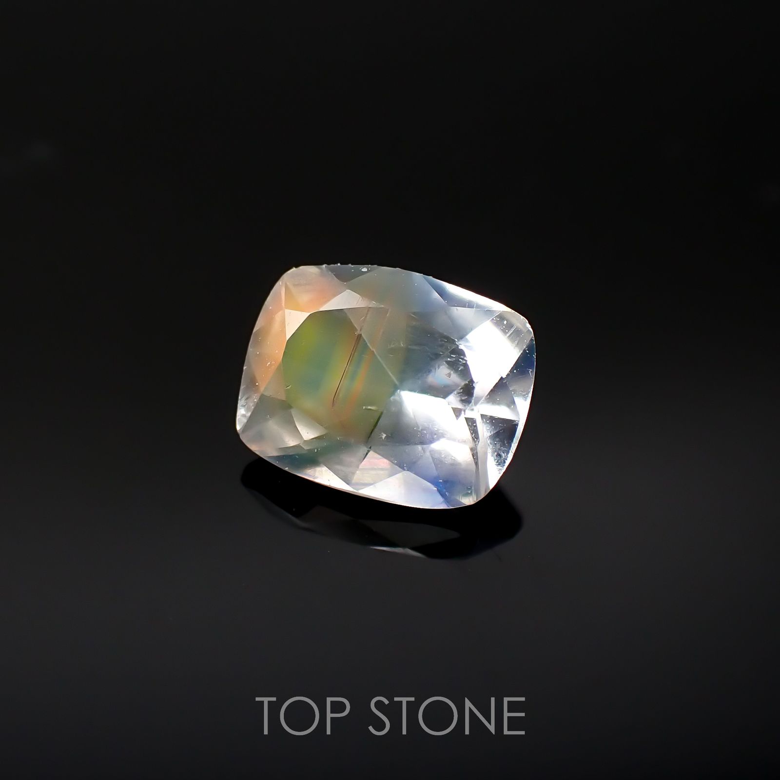 レインボームーンストーン(宝石名ラブラドライト)タンザニア産 0.74ct 識別済[220817474]6.6x5.2mm前後